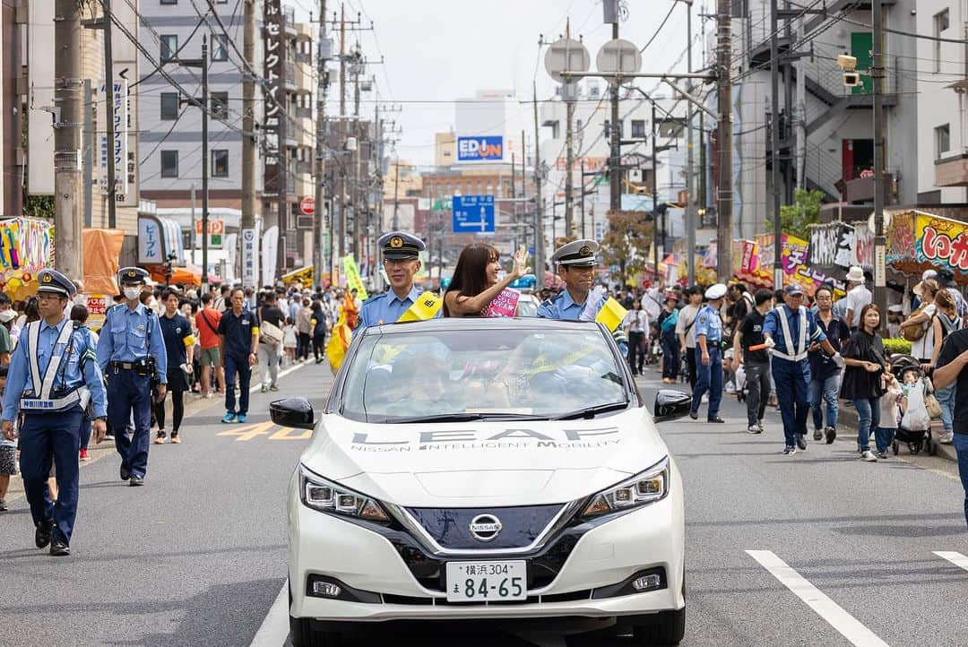 道端カレンさんのインスタグラム写真 - (道端カレンInstagram)「伊勢原市くらし安全大使💖💖  先日の日曜は、神奈川県伊勢原市の道灌祭りで交通パレードに伊勢原市くらし安全大使として参加させていただきました🚗  道灌まつりのメインは、お着物を着られた太田道灌、北条政子行列ですが、その前の時間に交通パレードがあり、伊勢原警察署長らと共にオープンカーでパレードさせていただきました✨✨  2日間で30万人近くが訪れた伊勢原市の道灌祭りは、今年で第56回目を迎え、伊勢原市の人口よりも多い来場者となりました。  私は毎年3月に行われている伊勢原市の大山登山マラソンのゲストランナーをきっかけに (2020年からオファーされてましたがコロナ禍で毎年延期になり今年やっと大会が開催されました) 伊勢原市とのご縁が出来ました⛩️🙏  そして来年、第39回大山登山マラソンのゲストランナーだけではなく、伊勢原市に行ける機会が増えそうでして、それらのイベントの方も情報解禁になりましたらご報告させていただきたいと思います🥰🥹  先ずは是非とも大山登山マラソン🏃‍♀️🏃‍♂️に、全国のランナーのみなさまからのエントリーをお待ちしております❣️  #道灌祭り #伊勢原市 #柏木牧場 #お豆腐 #さかもとのたまご」10月3日 22時23分 - karenmichibata