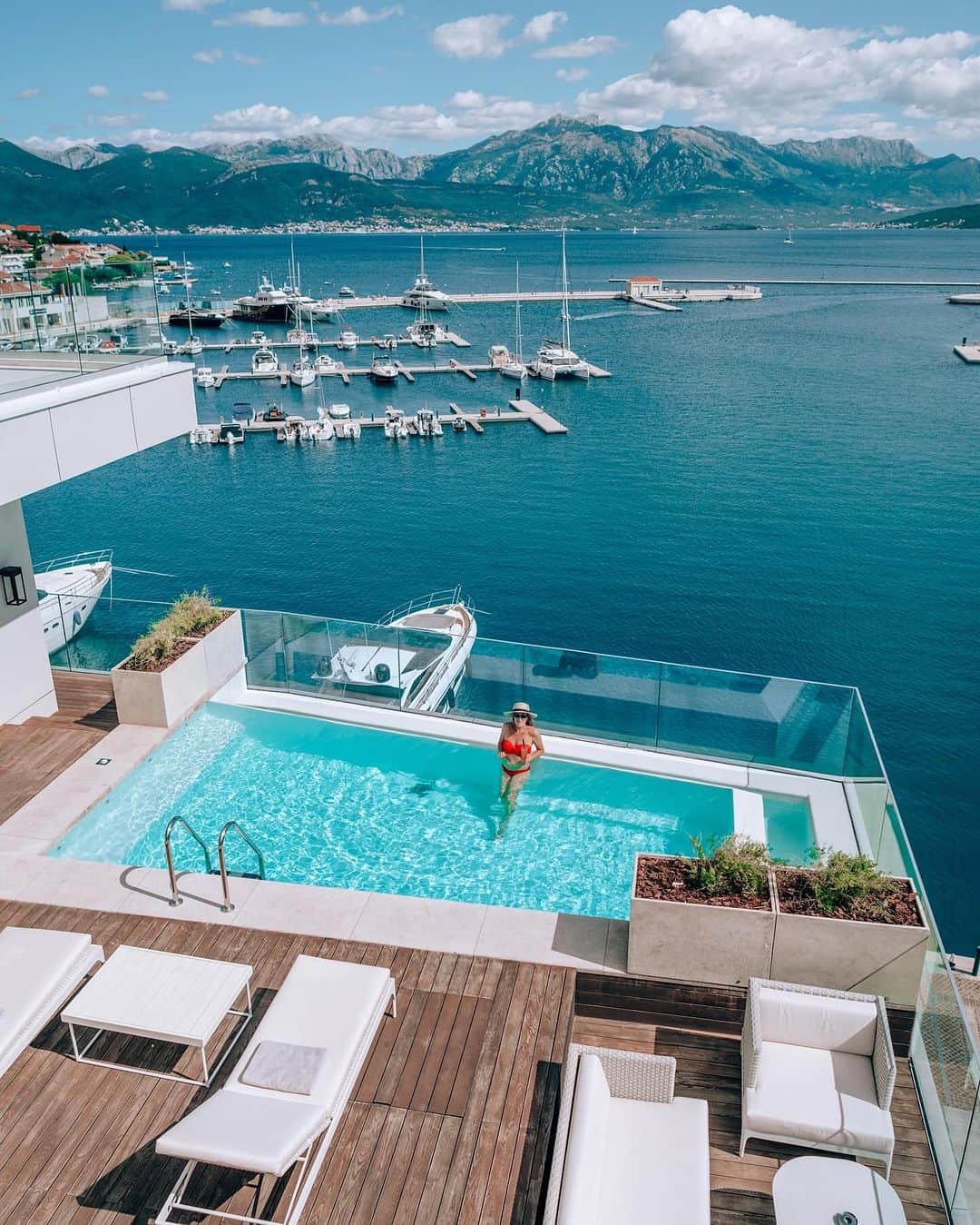 Izkizのインスタグラム：「Enjoying the end of Summer at the beautiful @Portonovi, spending our days swimming in the Adriatic and our evenings wining and dining in amazing restaurants. What more could you want? Forever my favourite spot in Montenegro 😍🤌🏻 #Portonovi #TheAddressThatBecomesYourHome #AdriaticHaven #Montenegro AD」