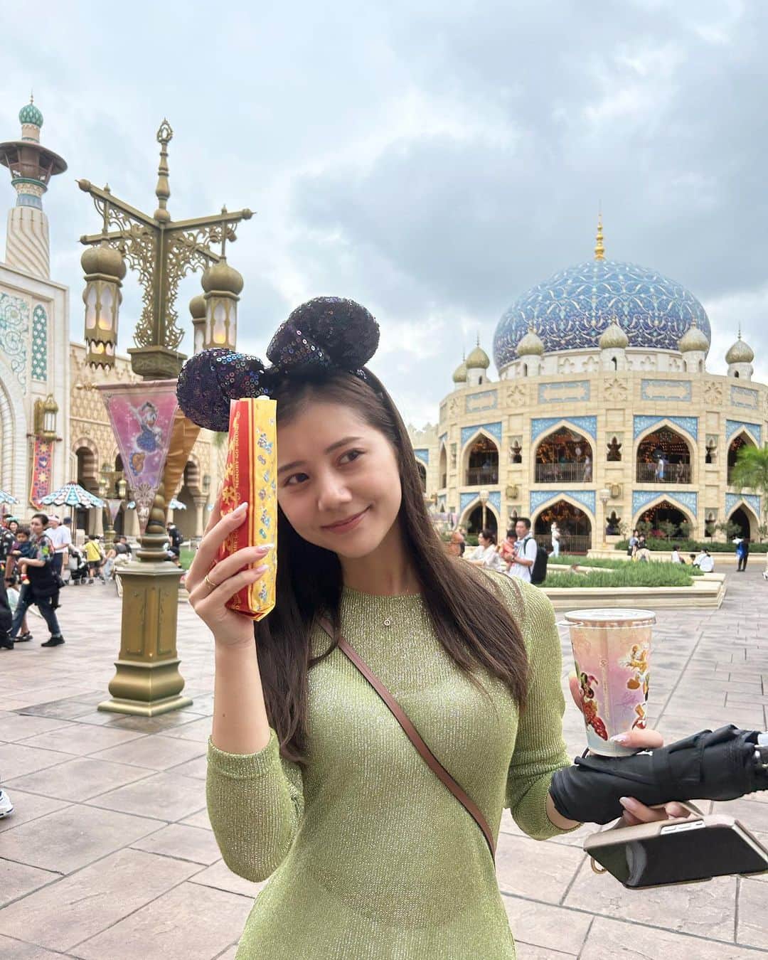 今井美桜のインスタグラム：「🐭🏰  友達がたくさん撮ってくれた✌️ 気を遣わない友達って最高よね！  #ディズニー #ディズニーコーデ  #ディズニーシー #秋服 #秋服コーデ  #disneysea #disney #zara」