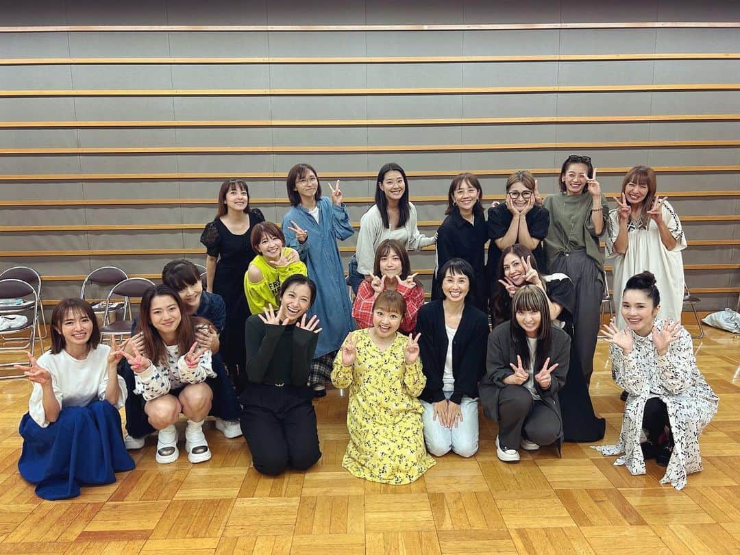 max―Reinaのインスタグラム：「CX【合唱バトル】🎙️ 今日がラストのリハーサル‼︎  時間の無い中、沢山練習をして頑張ったね〜😆  いよいよ本番‼︎ ママパワーを全開に、優しく温かく力強い歌声で最高な笑顔を届けましょう〜💕  やるっきゃない🤣  @gasshobattle_fujitv  #ママパワー #ママさん #最高のチーム #気持ちは１つ #私達らしく」