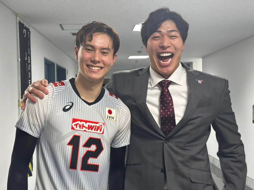 清水邦広さんのインスタグラム写真 - (清水邦広Instagram)「日本対チュニジア戦快勝でした！  これぞ日本バレー！  関田選手の魔法のようなトス回し 西田選手の圧倒的な爆発力 高橋藍選手のバレーセンス 小川選手の相手の読みの鋭さと安定感 小野寺選手のミドルの存在感と安定感 大塚選手の何かしてくれそうなワクワク感  高橋健太郎選手パーフェクト！！ サーブにブロック、スパイク 全てにおいて存在感があって今日のMVP！  そして 石川キャプテンのプレッシャーをはねのけチームを引っ張る姿  明日も厳しい戦いにはなりますが みんなの応援の力が 選手の背中を押します！  みんなの力で明日も勝ちましょう！  強いぞ後輩たち！！！  #関田誠大 #西田有志 #高橋藍 #小川智大 #石川祐希 #小野寺太志 #大塚達宣 #高橋健太郎 #佐久間みなみアナ #ここで決める」10月3日 22時24分 - gorikuni0811