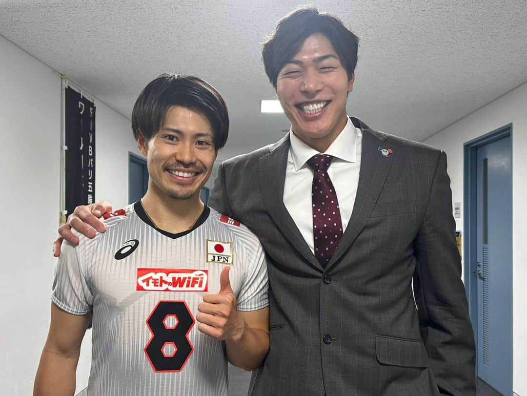 清水邦広さんのインスタグラム写真 - (清水邦広Instagram)「日本対チュニジア戦快勝でした！  これぞ日本バレー！  関田選手の魔法のようなトス回し 西田選手の圧倒的な爆発力 高橋藍選手のバレーセンス 小川選手の相手の読みの鋭さと安定感 小野寺選手のミドルの存在感と安定感 大塚選手の何かしてくれそうなワクワク感  高橋健太郎選手パーフェクト！！ サーブにブロック、スパイク 全てにおいて存在感があって今日のMVP！  そして 石川キャプテンのプレッシャーをはねのけチームを引っ張る姿  明日も厳しい戦いにはなりますが みんなの応援の力が 選手の背中を押します！  みんなの力で明日も勝ちましょう！  強いぞ後輩たち！！！  #関田誠大 #西田有志 #高橋藍 #小川智大 #石川祐希 #小野寺太志 #大塚達宣 #高橋健太郎 #佐久間みなみアナ #ここで決める」10月3日 22時24分 - gorikuni0811