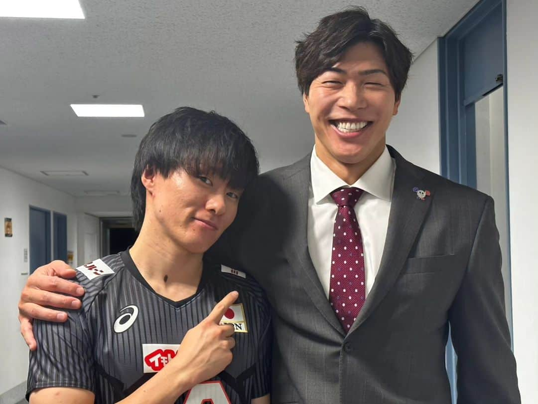 清水邦広さんのインスタグラム写真 - (清水邦広Instagram)「日本対チュニジア戦快勝でした！  これぞ日本バレー！  関田選手の魔法のようなトス回し 西田選手の圧倒的な爆発力 高橋藍選手のバレーセンス 小川選手の相手の読みの鋭さと安定感 小野寺選手のミドルの存在感と安定感 大塚選手の何かしてくれそうなワクワク感  高橋健太郎選手パーフェクト！！ サーブにブロック、スパイク 全てにおいて存在感があって今日のMVP！  そして 石川キャプテンのプレッシャーをはねのけチームを引っ張る姿  明日も厳しい戦いにはなりますが みんなの応援の力が 選手の背中を押します！  みんなの力で明日も勝ちましょう！  強いぞ後輩たち！！！  #関田誠大 #西田有志 #高橋藍 #小川智大 #石川祐希 #小野寺太志 #大塚達宣 #高橋健太郎 #佐久間みなみアナ #ここで決める」10月3日 22時24分 - gorikuni0811