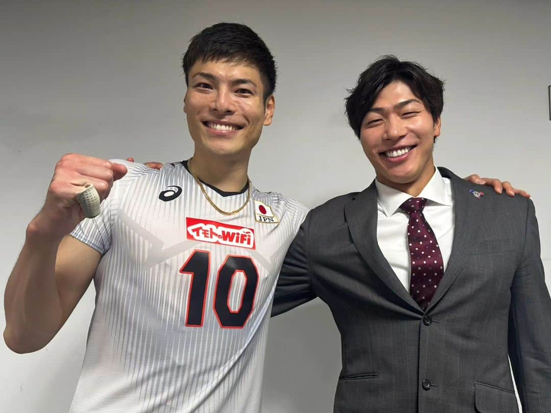 清水邦広さんのインスタグラム写真 - (清水邦広Instagram)「日本対チュニジア戦快勝でした！  これぞ日本バレー！  関田選手の魔法のようなトス回し 西田選手の圧倒的な爆発力 高橋藍選手のバレーセンス 小川選手の相手の読みの鋭さと安定感 小野寺選手のミドルの存在感と安定感 大塚選手の何かしてくれそうなワクワク感  高橋健太郎選手パーフェクト！！ サーブにブロック、スパイク 全てにおいて存在感があって今日のMVP！  そして 石川キャプテンのプレッシャーをはねのけチームを引っ張る姿  明日も厳しい戦いにはなりますが みんなの応援の力が 選手の背中を押します！  みんなの力で明日も勝ちましょう！  強いぞ後輩たち！！！  #関田誠大 #西田有志 #高橋藍 #小川智大 #石川祐希 #小野寺太志 #大塚達宣 #高橋健太郎 #佐久間みなみアナ #ここで決める」10月3日 22時24分 - gorikuni0811