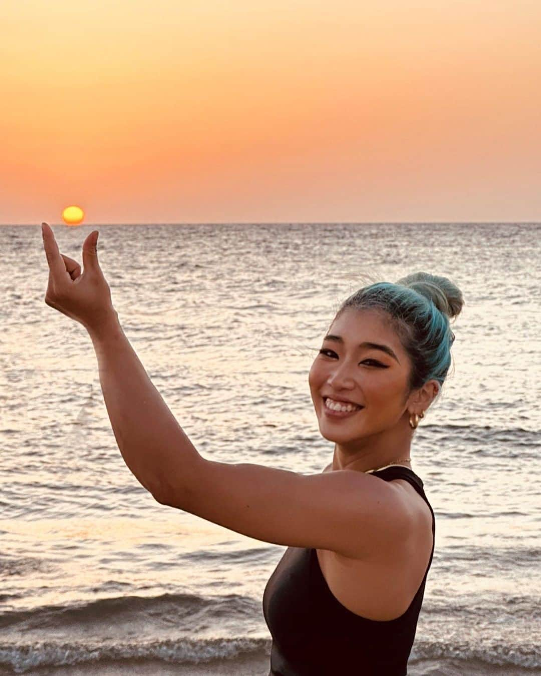 野中生萌のインスタグラム：「Spent lots of time at the lake and the beach this summer! and I caught a pic of the bird passing by! ☀️🌅🏖️🐦‍⬛🧡😂😎✨」