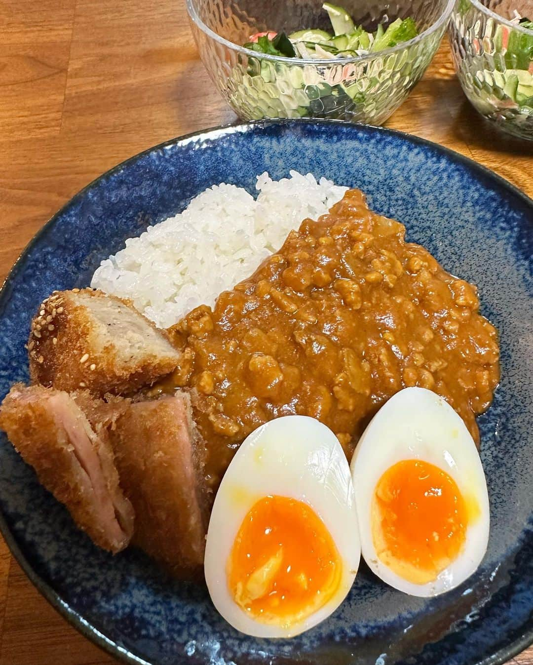 西山茉希さんのインスタグラム写真 - (西山茉希Instagram)「『ママー？今日のご飯何ー？』 『そーだよね。遅くなったよね。どーしよっか？』 『ママのカレー！🍛』  #帰り道道中の外食を浮かべてたすれ違いあるある #ハクナマタタ  ママのカレーはバーモントだよ。🍎🍯 今夜はひき肉牛肉、肉祭りだよ。🍛  #野菜達を即席チョレギに #お惣菜から揚げ物ゲット #母さん全乗せ増し増しサラダ  『コンビニでラーメン買ったけど開け方失敗してレンジできなかったの🧍‍♀️』  #母担当 #即席豚骨つけ麺 #トマトジュースにバジルペッパー  濃い味をリコピンで中和🍅🍜🍅 イタリアン風味も悪くない👩‍🍳  もう寝なきゃだ🫠  『ママこのサラダお誕生日にも作って🙄』  😳 〜チビーズに救われる暮らし〜」10月3日 22時29分 - maki.nshiyama50