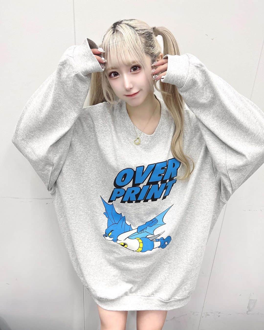 椎名栞のインスタグラム：「びゅーん‪- ̗̀ ꪔ̤̥ꪔ̤̮ꪔ̤̫ ̖́-‬ . . . . . #ootd  #overprint #tomandjerry  #instafashion  #オシャレさんと繋がりたい  #ツインテール  #ツインテールの日  #ツインテールアレンジ  #ツインテール女子」