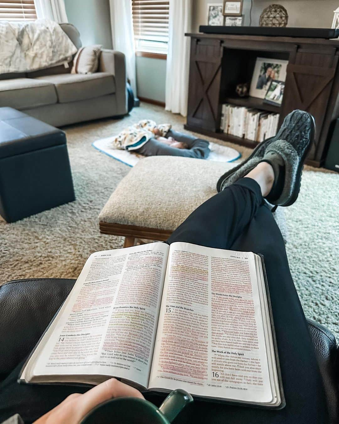 エイミー・オルソンのインスタグラム：「Rare moments of peace and quiet these days. Full disclosure…it had been a while since I opened this beautiful Book. This reminder was just what I needed.  “I am the vine, you are the branches. If you remain in me and I in you, you will bear much fruit. Apart from me you can do nothing.” - John 15:5」