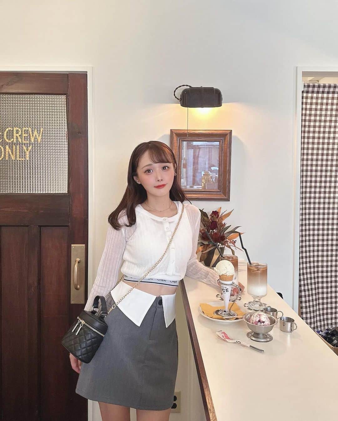のインスタグラム：「. 蔵前に新しくオープンしたカフェ @mclean_parlor 🍨🇺🇸 . . . レトロで可愛いアイス屋さん🍨🤍 外観も店内もアメリカンな雰囲気🗽 土日に行ったので大人気カフェでした♡ アイス美味しすぎた🥹💞 . . . 👗カーディガン　@grl_official . 👗インナー　@grl_official . 👗スカート　@sweemy_closet @sweemy_dolls . . . . #蔵前カフェ #浅草カフェ #東京カフェ #カフェ巡り #grl #grl購入品 #grlコーデ #グレイル #sweemy_ootd #sweemy_dolls」
