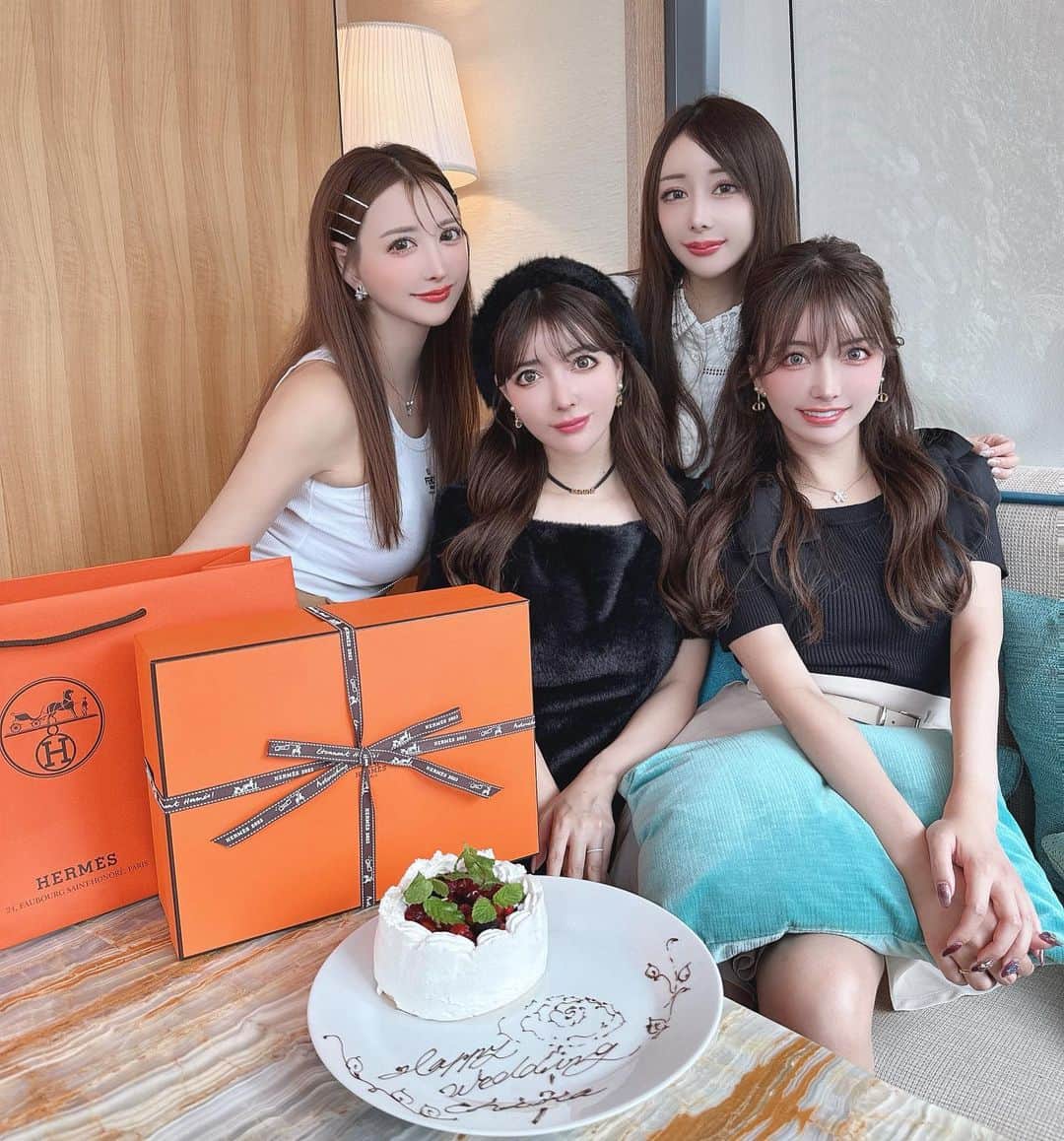 吉川ちえのインスタグラム：「【🍊🧡🍊🧡🍊】 . 蘭子ちゃんとゆいちゃんが👸🏻 ちかの結婚🎂お祝い㊗️🎉 してくれて私まで便乗😭🙏💓 可愛くて優しいおふたりに お祝いされててちか嬉しそうだった😚❤️ ホントに心遣いが出来て美意識 高くてかわいい2人は最強だっ‼️👨‍❤️‍💋‍👨  （ @xx_ranko_xx ） （ @y__chan___ ） また4人でランチ行こうねっ🥹🩷 ほっこり幸せな時間でした✨ . #ランチ #女子会 #結婚祝い」