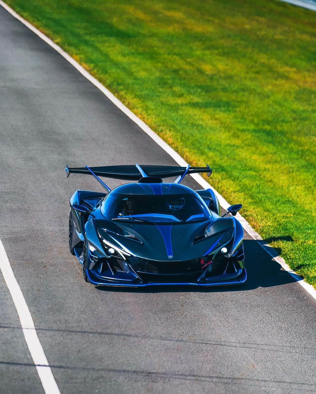 CarsWithoutLimitsさんのインスタグラム写真 - (CarsWithoutLimitsInstagram)「What a blast it was spending the weekend over at @monticellomotorclub Hypercar Track Day! This one was for the books 📚   📸 @therealabd   #carswithoutlimits #hypercars #apolloie」10月3日 22時41分 - carswithoutlimits