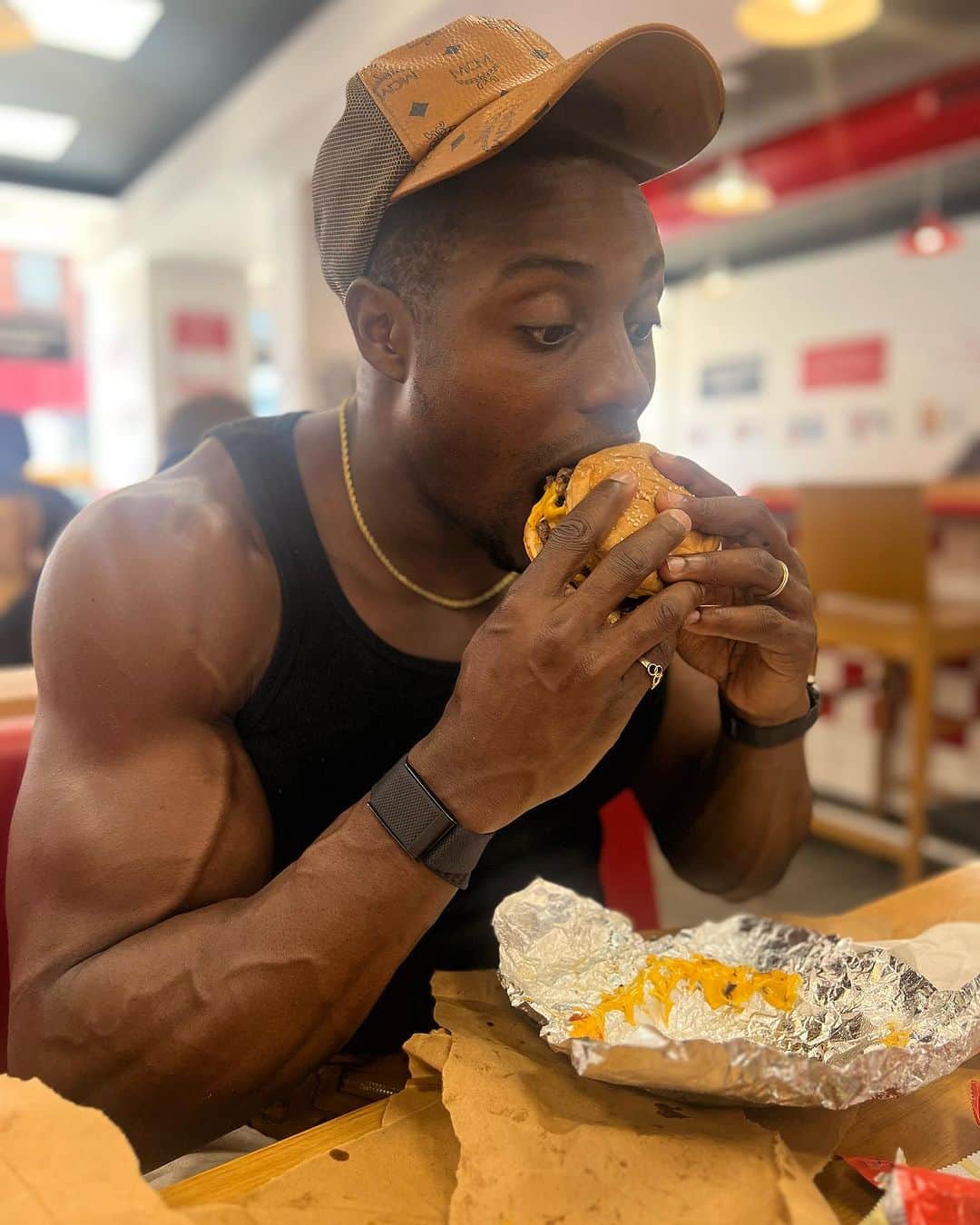 のインスタグラム：「Off season / Burger season.. same thing 😅😅  - - #foodtours #dadtours #foodie #enjoyment」