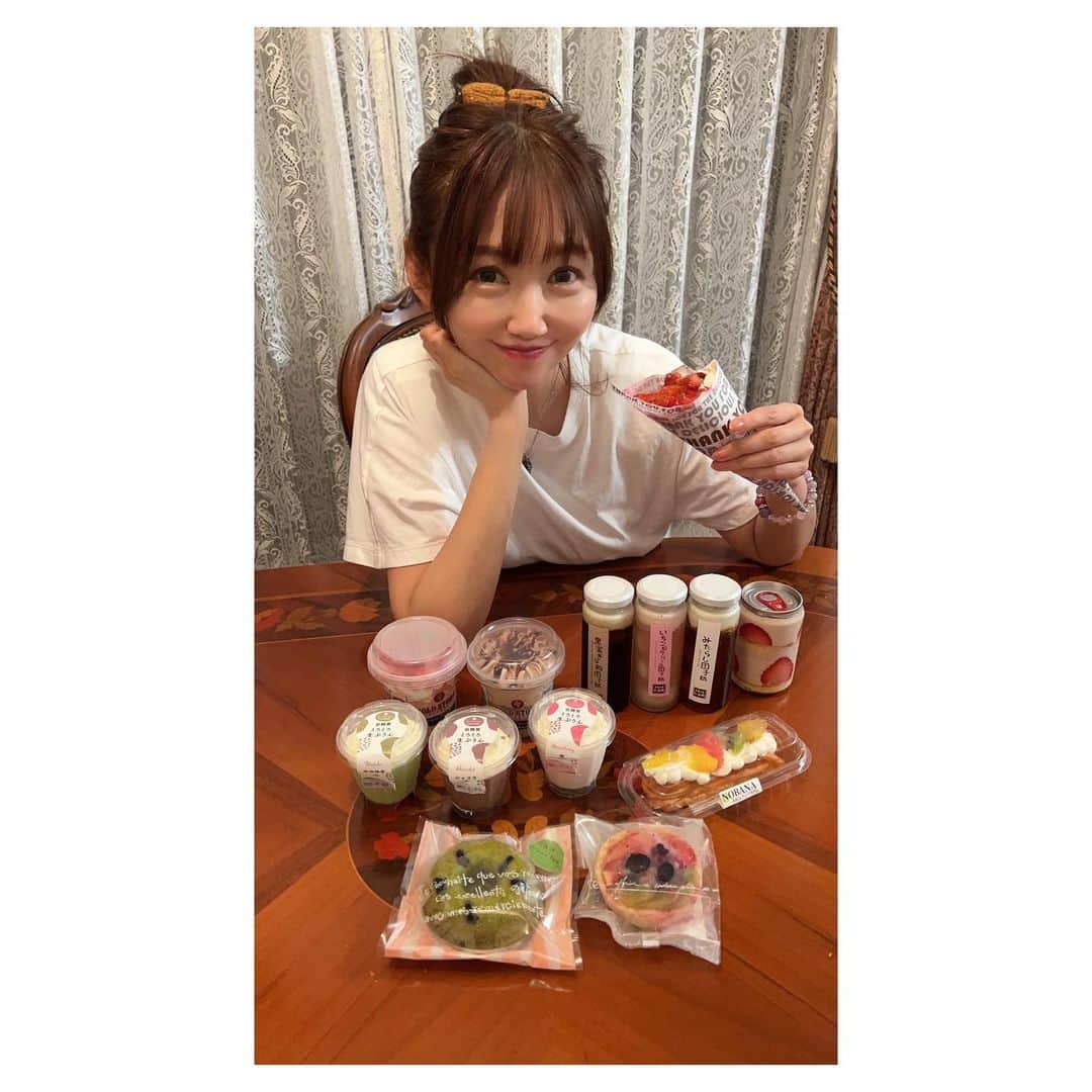 開高明日香のインスタグラム：「大好きなスイーツに囲まれてhappy ❤️  70種類以上のスイーツが、いつでも購入できる24時間営業のスイーツ専門無人販売所。  snsでよく見る話題のスイーツがたくさんで、楽しい🍰🍨🍮  PR @mujinya_sweets #加古川スイーツ #茨木スイーツ #高槻スイーツ #吹田スイーツ #大阪スイーツ #スイーツギフト #東大阪スイーツ #MUJINYAスイーツブーケ」