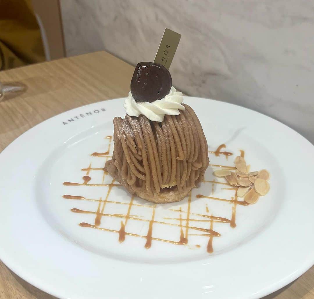 のインスタグラム：「先週だかに久しぶりに二子玉川行って、久しぶりにお茶したり。秋のスイーツといえば自分はコレ！モンブラン😊満喫しました！ #モンブラン #秋のスイーツ #栗 #二子玉川」