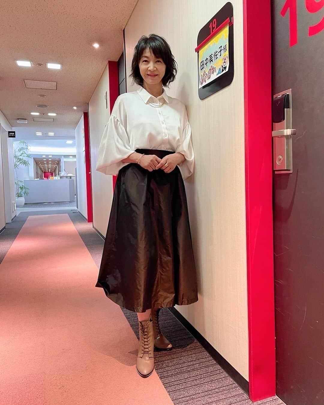 田中美佐子さんのインスタグラム写真 - (田中美佐子Instagram)「昨日、「ぽかぽか」フジテレビで お世話になりました。 そしてーー！ 肉ーーー！ ２キロゲットしちゃいました。すごい！すごい肉です！ だから 今日は豪華ステーキでござる！ ローストビーフにしようと思っていたけど、脂がたっぷりあるので不向きな感じ。 ステーキはうんまかった！ まだまだ牛肉は続きます👍👍👍  そして、MC坂上忍さんに感謝。 彼の大きな懐で遊ばせていただきました。受け止めてくれる優しさがなんか ね、、、心が暖かくなりました。 ぽかぽかの皆さん、ありがとうございました。  後ろの写真は「それダメ」の時のです！ #ぽかぽか#坂上忍#肉#300g#ピッタリ切ることできました！#澤部さん夏休み#岩井勇気#神田愛花 (「ぽかぽか」分) @unoaerre_japan  @francoferrarochild @cerchi_accesso  (「ソレダメ」分) @tomokokodera_official @marella_japan」10月3日 22時37分 - tanakamisako_