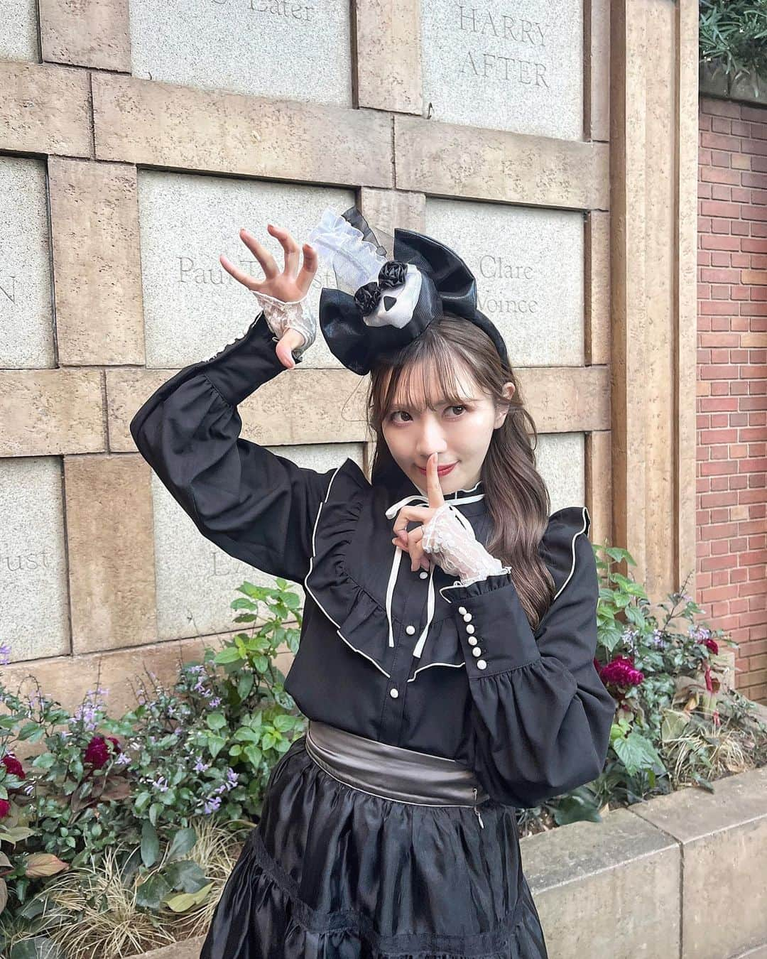 あいにゃんのインスタグラム：「私服でスプーキーBooパレードの ミニーポジダンサーさんになりきりっ👻🖤  前にディズニーで売ってたカチューシャのおかげで 意外とそれっぽくなりました！笑  わたしはスプブだとミニーちゃんポジの ダンサーさん衣装が1番好きなんだけど、 みんなの1番も良かったら教えてね👻💭  #東京ディズニーランド#ディズニーランド#ディズニーハロウィン#スプーキーbooパレード#スプブ#dハロ#ディズニーコーデ#ディズニーカチューシャ#dハロ仮装#ディズニー#東京ディズニーリゾート#tokyodisneyland ##tokyodisneyresort」