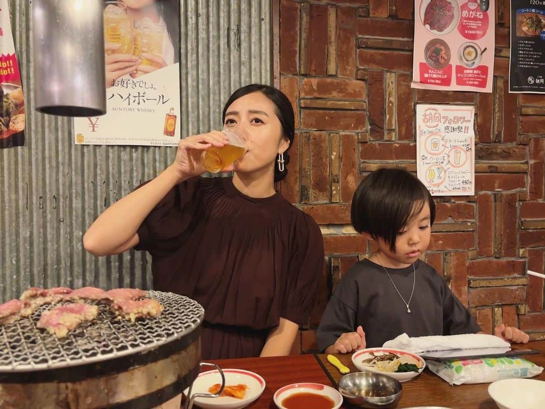 佐倉真衣のインスタグラム：「大好きな胡同に息子連れて来れて嬉し❤️  明日の運動会、母達のガチ綱引きがんばります💪  #momandson #ホルモン永遠に食べられる #男の子ママ」