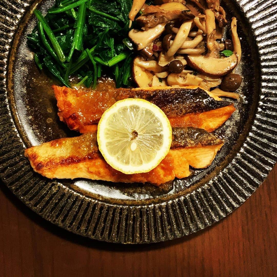 志摩有子さんのインスタグラム写真 - (志摩有子Instagram)「スーパーに並ぶ食材もすっかり秋に。 秋鮭をムニエルにして、ガーリックレモンバター醤油ソースで。小ぶりだったので、メンズたちは2切れずつ（私は1切れで十分） 付け合わせはほうれん草のソテーと作り置きのきのこのマリネを。 洋食屋さん風の主菜はご飯によく合う。  #秋鮭のムニエル #ガーリックレモンバター醤油 #洋食屋さん風 #ごはんによく合う @yomiyatakashi」10月3日 22時49分 - ariko418