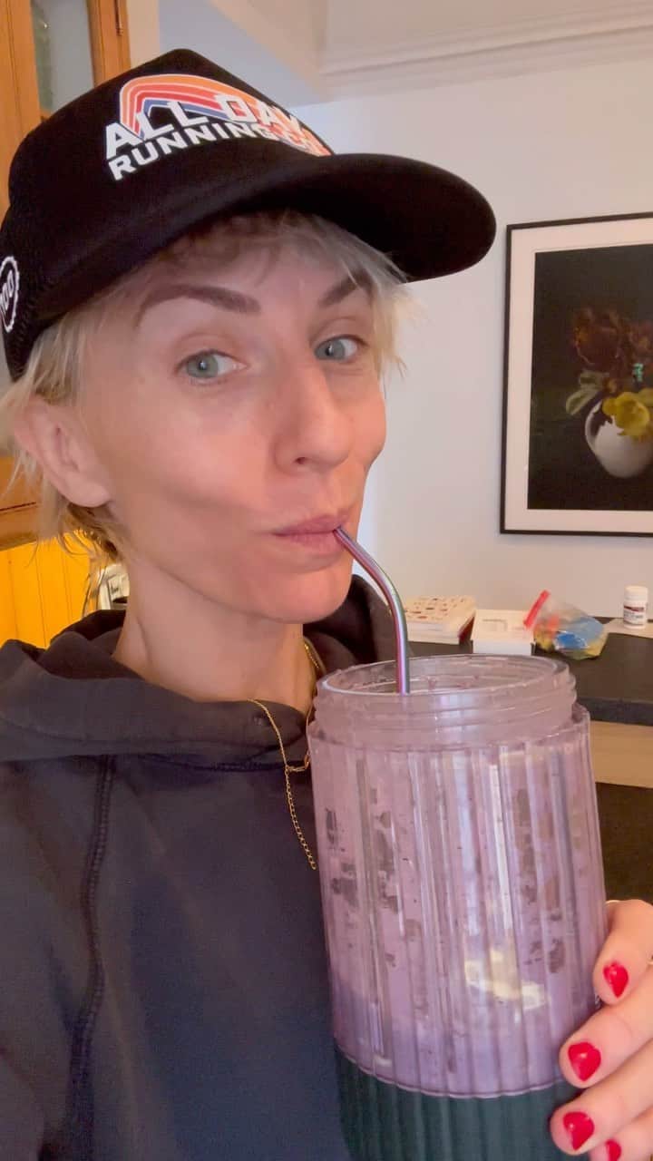 ミッキー・サムナーのインスタグラム：「Post Run Vegan Protein oat based shake. Not sponsored just highly recommend @makerplantbased & @natrevewellness Moo-Less ❤️👍💥 #marathontraining #vegan #oatmilk #runrunrun #runningfuel」