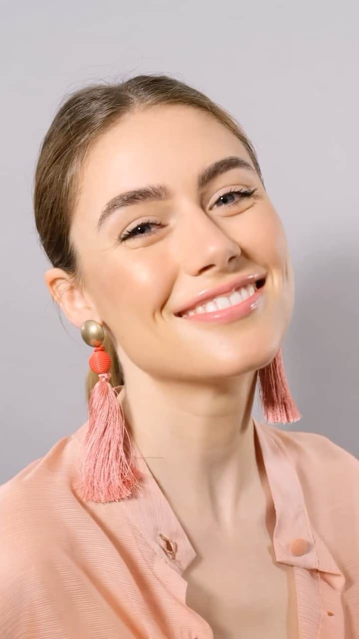 のインスタグラム：「Pour un éclat infini, dites-oui à la tendance #HyperGlow ! 🤩  Mais comment obtenir un teint totalement glowy ?  Suivez le pas-à-pas de notre mua @katemeup  Produits utilisés :  ✨ Sérum et crème Hyper Real ✨ Strobe Dewy Skin Tint ✨ Crayon correcteur visage Studio Fix ✨ Extra Dimension - Glow With It ✨ Crayon pour les sourcils Shape & Shade - Taupe ✨ Mascara M•A•CStack  📹 Regram : @maccosmeticsgreece MUA: @katemeup Videographe : @iliastsepas Styliste : @evelin_lg Vêtements : @ananke.clothing Modèle: @tesladietz @agenciamodels_athens  #MacCosmetics #MacTrend #MakeUpLovers」