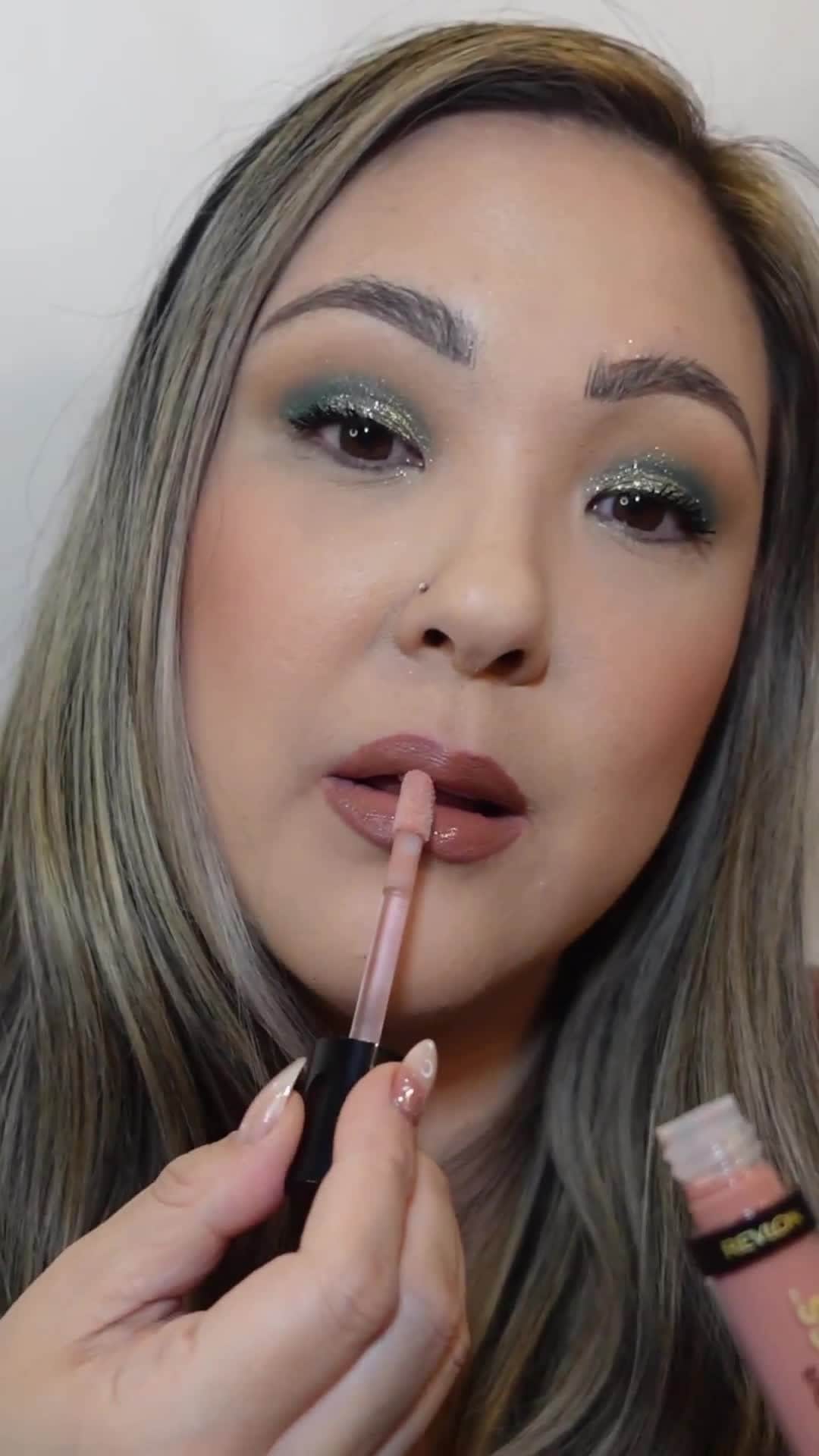 Revlonのインスタグラム：「Living for this super natural lip look 💄  📹: @ivorylovesmakeup」