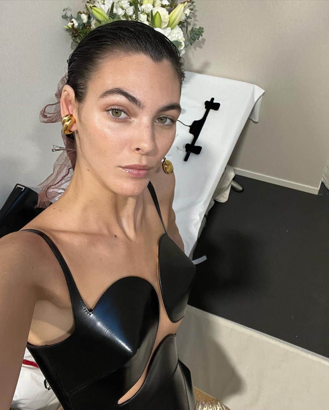 ヴィットリア・チェレッティさんのインスタグラム写真 - (ヴィットリア・チェレッティInstagram)「a v special fashion week for many reasons. thank you Virginie, Sarah, Pierpaolo, Nicolas and Chitose.  One more for the books🖤❤️.」10月3日 22時42分 - vittoria