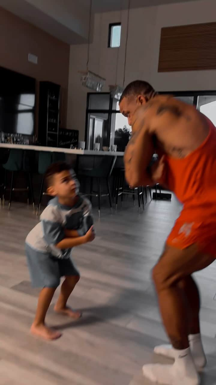 ショウン・トンプソンのインスタグラム：「🥹 These are the moments! #dad #son #dance」