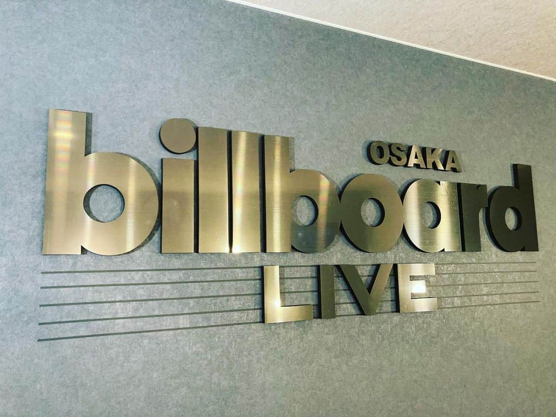 本田毅のインスタグラム：「PERSONZ Billboard LIVE 大阪公演　第一部、第二部終了しました。 涼しくなってきたと思いきや、大阪は熱かった。素晴らしいシンガロングでした(^^) ありがとう。」