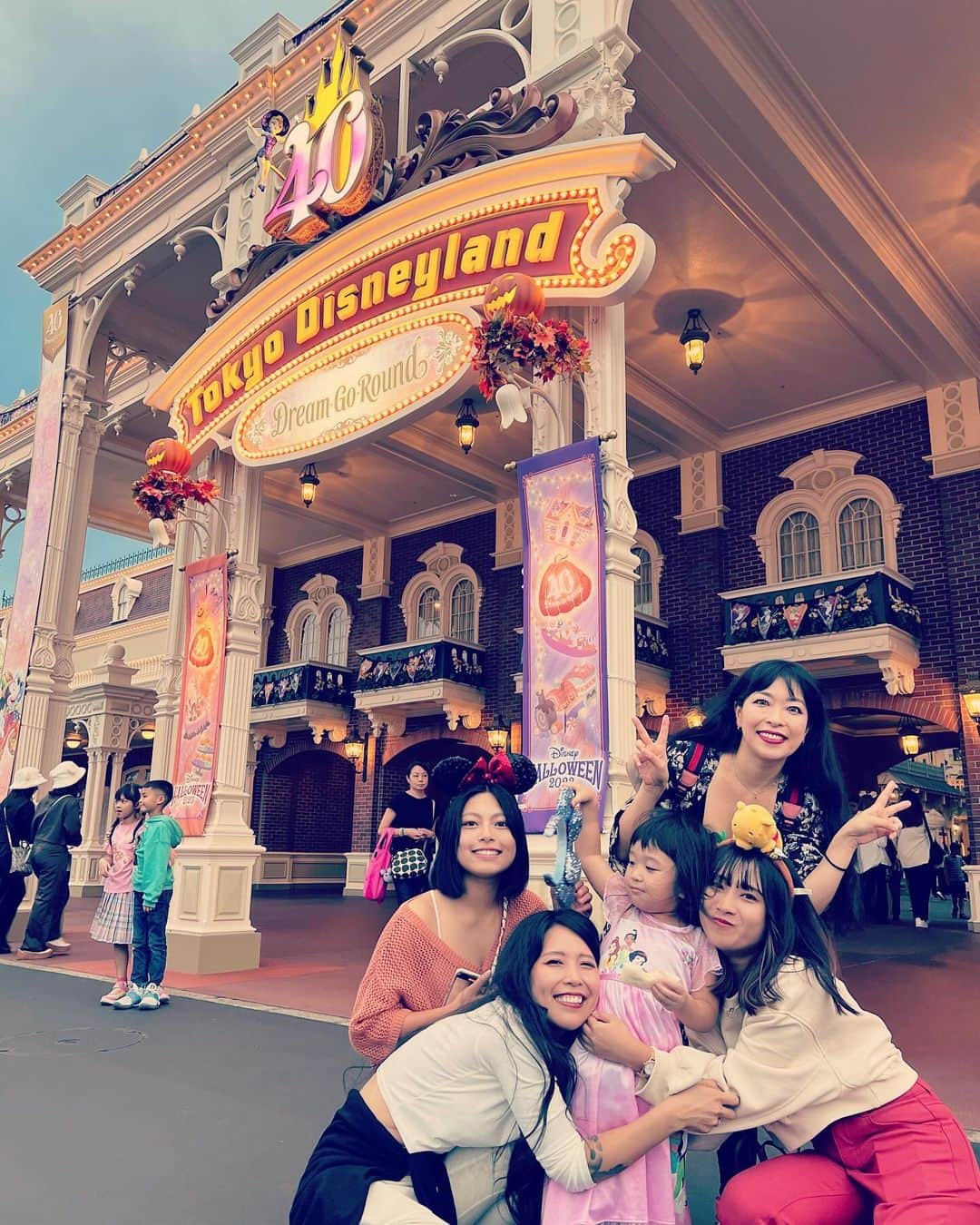 SATOKOさんのインスタグラム写真 - (SATOKOInstagram)「娘人生初ディズニー。 愛しの妹と姪っ子1号3号と♡ みんなに代わる代わる抱っこしてもらってめっちゃフィーバーしてました。 こんなに楽しいとは…。」10月3日 22時50分 - fc_satoko
