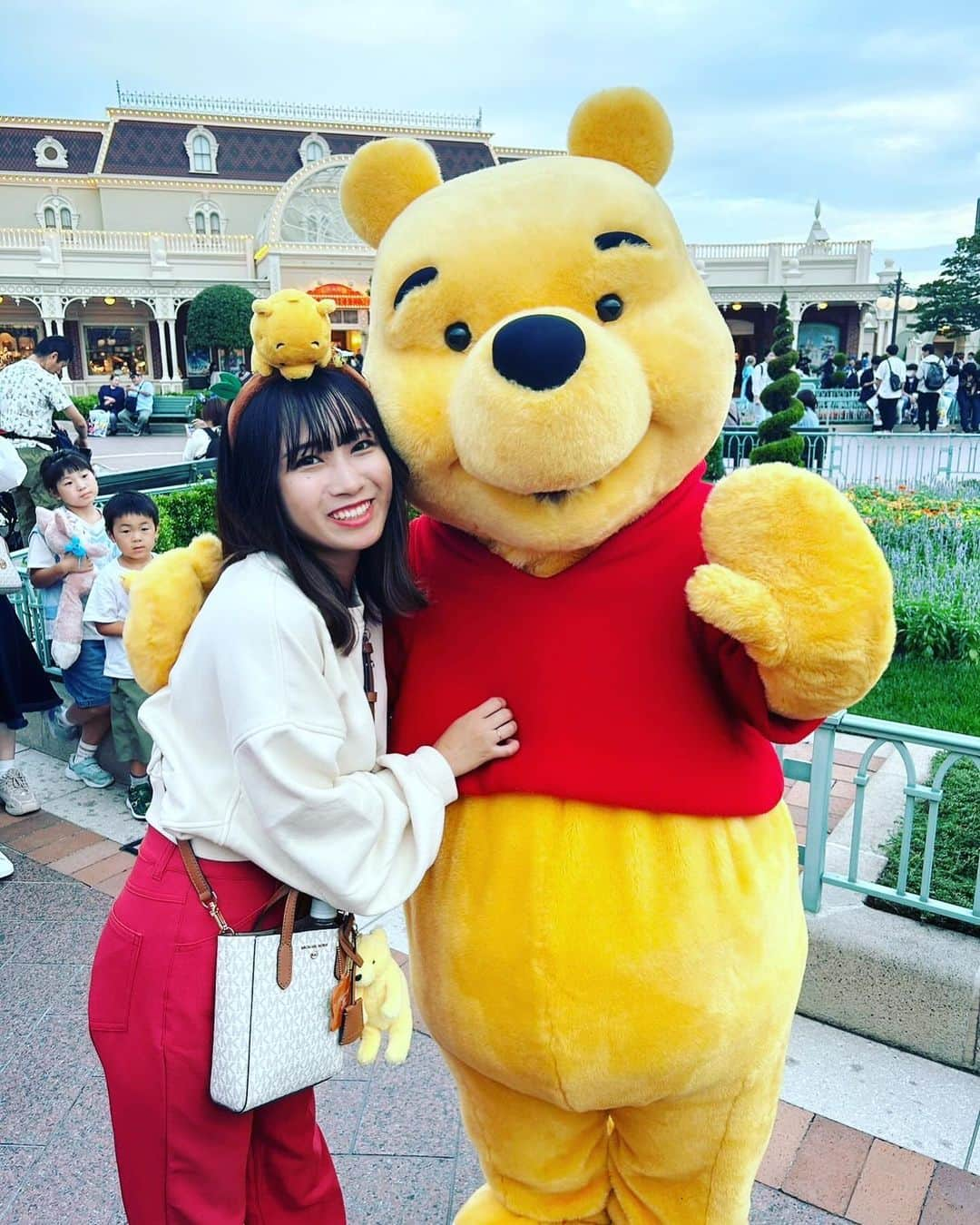 SATOKOさんのインスタグラム写真 - (SATOKOInstagram)「娘人生初ディズニー。 愛しの妹と姪っ子1号3号と♡ みんなに代わる代わる抱っこしてもらってめっちゃフィーバーしてました。 こんなに楽しいとは…。」10月3日 22時50分 - fc_satoko