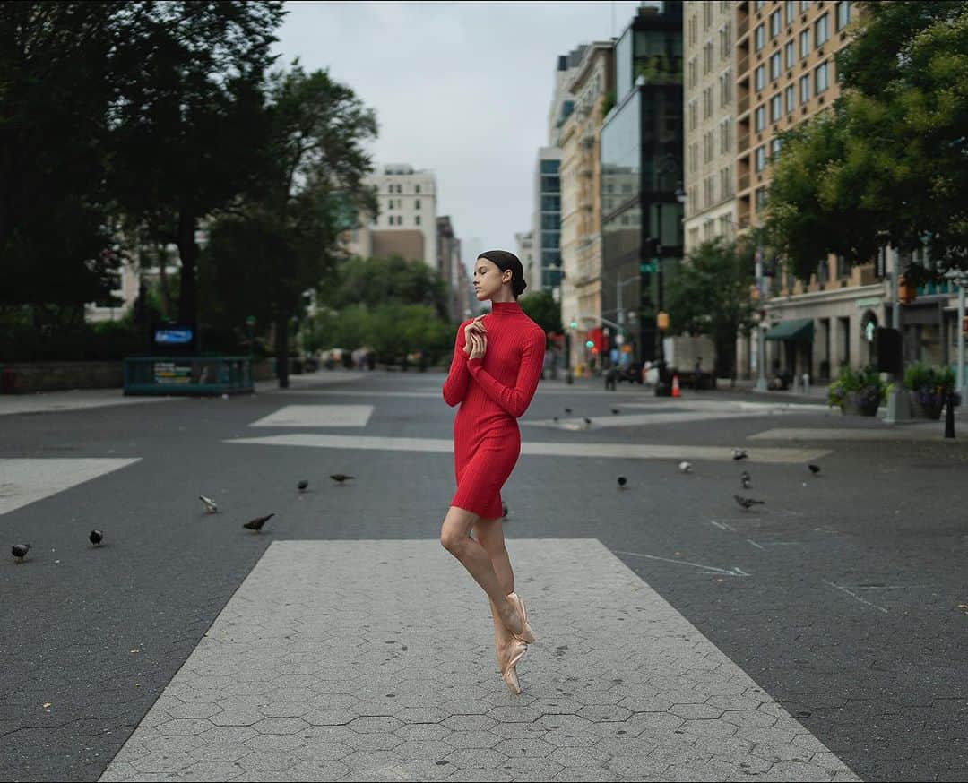 ballerina projectのインスタグラム：「𝐑𝐞𝐦𝐲 𝐘𝐨𝐮𝐧𝐠 at Union Square in New York City.   @remyyounggg #remyyoung #ballerinaproject #ballerina #ballet #dance #unionsquare #newyorkcity   Ballerina Project 𝗹𝗮𝗿𝗴𝗲 𝗳𝗼𝗿𝗺𝗮𝘁 𝗹𝗶𝗺𝗶𝘁𝗲𝗱 𝗲𝗱𝘁𝗶𝗼𝗻 𝗽𝗿𝗶𝗻𝘁𝘀 and 𝗜𝗻𝘀𝘁𝗮𝘅 𝗰𝗼𝗹𝗹𝗲𝗰𝘁𝗶𝗼𝗻𝘀 on sale in our Etsy store. Link is located in our bio.  𝙎𝙪𝙗𝙨𝙘𝙧𝙞𝙗𝙚 to the 𝐁𝐚𝐥𝐥𝐞𝐫𝐢𝐧𝐚 𝐏𝐫𝐨𝐣𝐞𝐜𝐭 on Instagram to have access to exclusive and never seen before content. 🩰」