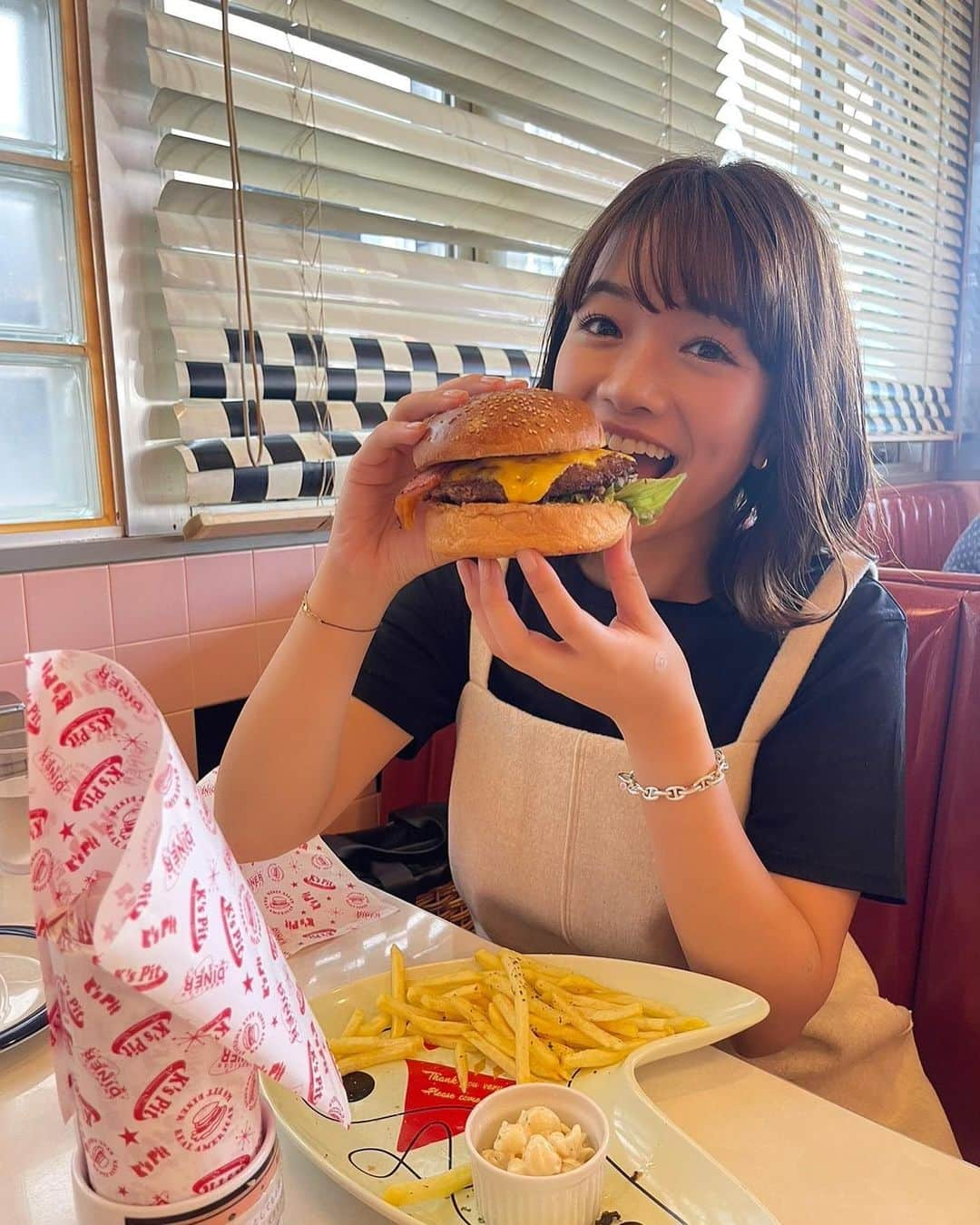 川村茉由さんのインスタグラム写真 - (川村茉由Instagram)「この前の📷 行ってみたかった半田のK'sPit🍔 @kspit.handa   内装もアメリカンで 可愛かった〜🇺🇸♡  #kspit #ハンバーガー #半田 #半田グルメ #半田ランチ #ランチ #lunch #humburger #愛知ランチ #愛知グルメ #グルメ #食べ顔 #食べ顔グラマー #アメリカン #アメリカン雑貨 #姉妹 #sister」10月3日 22時47分 - mayupi_k