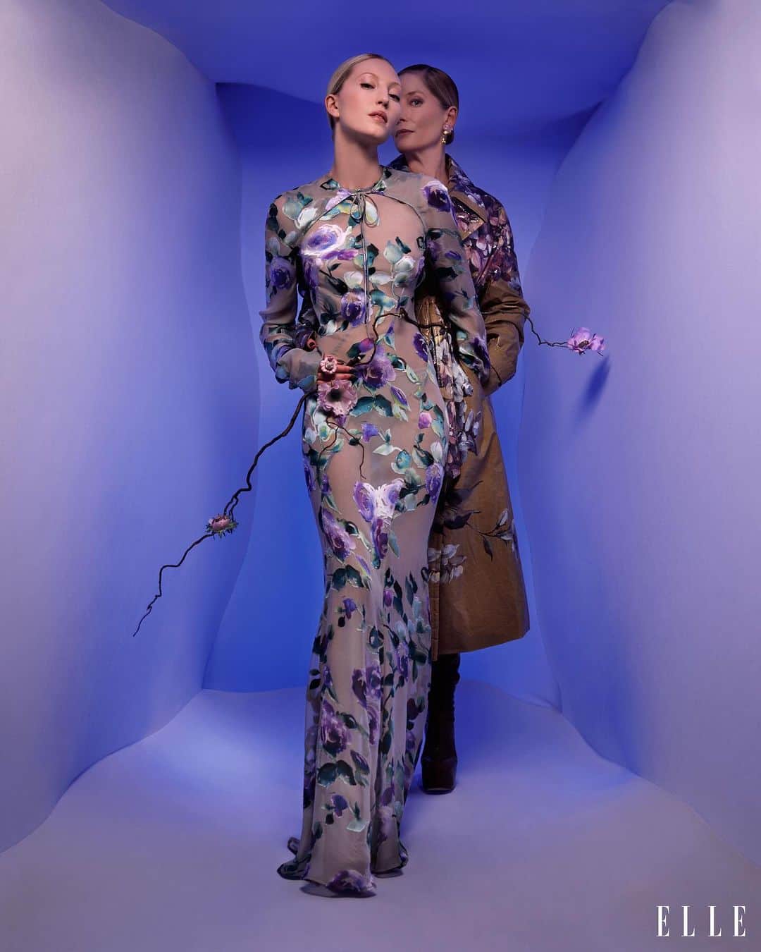 ELLE Magazineのインスタグラム：「Mother-daughter style icons Ella Richards and Lucie de la Falaise show us how to wear fall’s most ornate florals.   @chantel_tattoli sat down with the pair for ELLE's September issue. Read the story at the link in bio.   ELLE: @elleusa Editor-in-chief: Nina Garcia @ninagarcia Photographer: Brigitte Niedermair @brigitteniedermairstudio Stylist: Anastasia Barbieri Writer: Chantel Tattoli @chantel_tattoli Hair:  Shon Hyungsun Ju at The Wall Group @shonju @thewallgroup  Makeup: Peter Philips for Christian Dior Makeup @peterphilipsmakeup @diorbeauty Manicure: Saloua Derbali for Manucurist @sally_derbal @manucurist Models: Ella Richards at Kate Moss Agency and Lucie de la Falaise @ellarichardsr @katemossagency @luciedelafalaise Set design: Alexander Bock at Streeters @alexanderbockstudio @streetersagency Production: Shape Production @shape_production」
