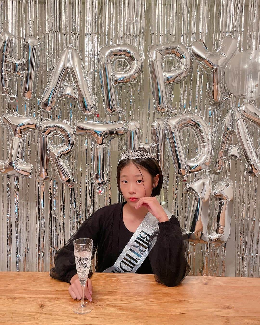 Kikuno Sayumiのインスタグラム：「👑birthday girl👑 10/3無事お祝いできました〜🥂 簡単なパーティメニューを教えて頂き （DM頂いた皆様ありがとうございました❤️） 🐟サーモンのカルパッチョ 🍝オムライス（生ハムサラダ添え） 🥔ポテト 🍗唐揚げ を作ったよ！ ・ 飾りつけのグッズをネットで頼んでたんやけど、昼までに届くかと思いきや全く届かず💦結局夜の19時に届いた…😭 ・ まぁでもギリギリ間に合ったけん良かった‼️ ・ 大人っぽい娘。グラスの中がシャンパンに見える😂 （中身は三ツ矢サイダーです） これからも、運動神経が良くてしっかり者で、自己肯定感の高いあおでいてね❤️ 大好きだよ😍 ・ ケーキ可愛くない？？🥰娘もこんな韓国っぽいケーキ憧れとったんよ😍と大喜び✨ まじで可愛すぎてロウソク差したくなかったし切りたくなかったよ🥹　@ochi_cake のケーキだよ🍰映えるために下の台紙を白に出来た！ ・ ふいに歌ってくれたあらのバースデーソングが「ハッピーバースデーいや　あお〜」なのが面白かった🤣 ・ #誕生日プレート#誕生日プレゼント #誕生日ケーキ #birthday#birthdaygirl #birthdaycake #誕生日メニュー#シルバータッセル#プリンセス#👑#11歳#11歳おめでとう#センイルケーキ」