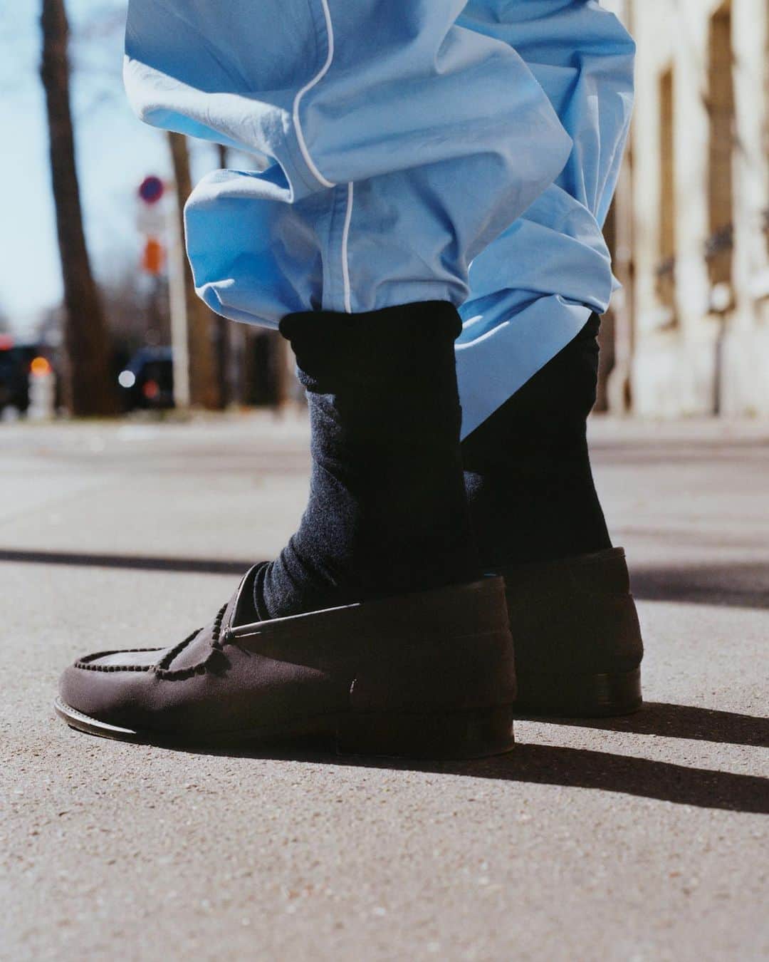 ジョンロブのインスタグラム：「Lightweight and ultra-supple, holding its shape while giving flexible comfort, Bath will always be a perfect fit regardless of the season. . #johnlobb  @_jeremyeverett  @charlottecolletcollet」