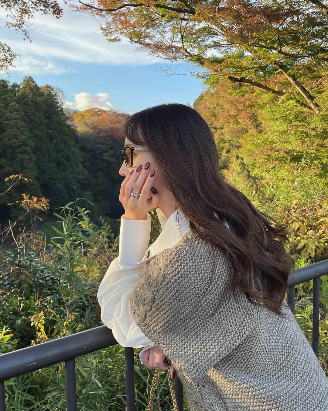 宮内理沙のインスタグラム：「10月も宜しくお願いいたします🍁🍁🍁  そろそろロングに戻りたいと思っていたところでこの前のアンケートにてロング派が多かったのでここまでとはいかずとももうしばらく髪伸ばしてみようかな🧐☀️？」
