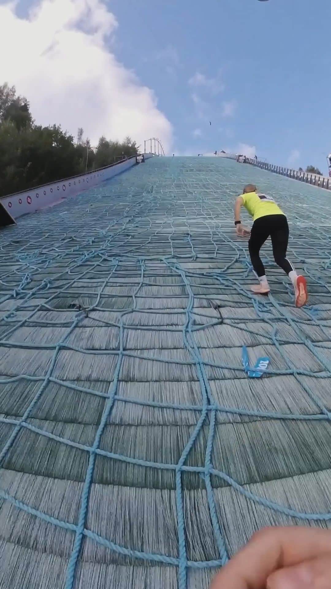 レッドブルのインスタグラム：「bringing a new meaning to hill climbs ⛰️  #redbull #givesyouwiiings #redbull400 #running #race」