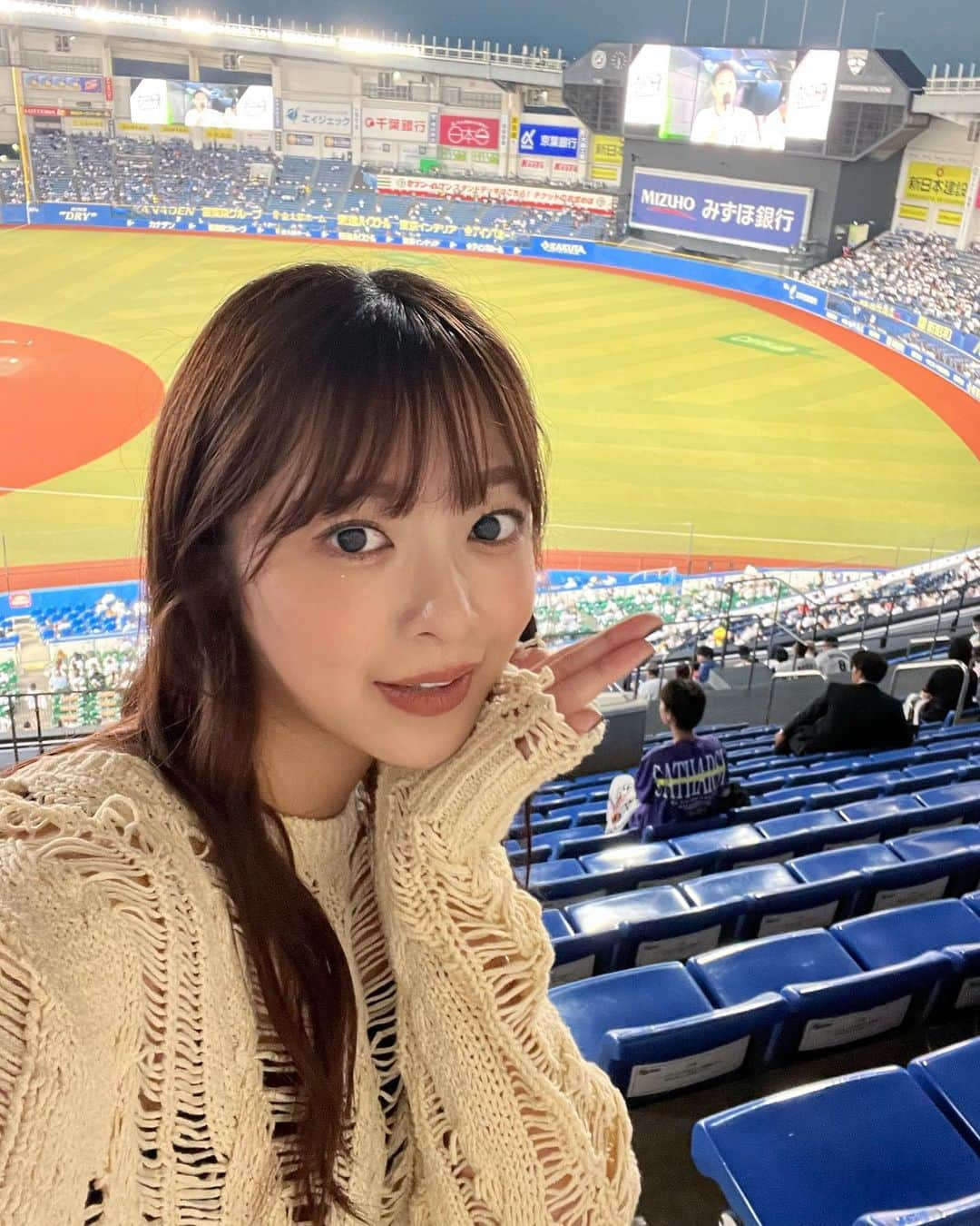 菊池柚花のインスタグラム：「. 今日は野球観戦Day⚾️ 【ロッテvs西武】の試合を観てきました🏟️  マリーンズは負けてしまいましたが… 松川選手のマツケンサンバや、唐川投手の4年ぶりの先発登板、さらに偉大なる明治大学の先輩・岡選手のホームランを拝めたりと盛りだくさんでした✨  谷保さんの美声もしっかり聞いてきました🥺  今日もファンの皆さんの熱量がすごかった！！ いつも球場に来ると沢山パワーをもらえちゃう🔥  明日のオリックス戦もしっかり応援します📣」