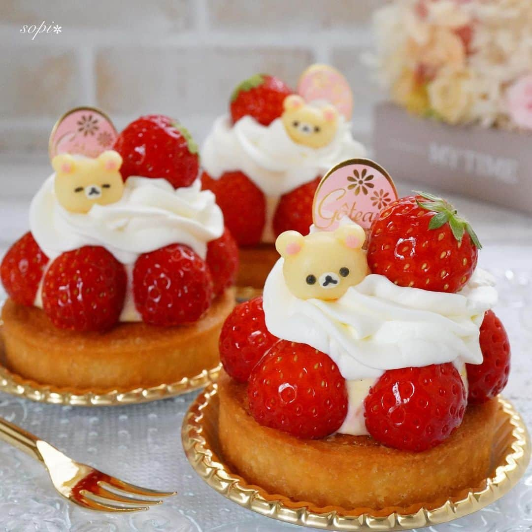 Rilakkuma US（リラックマ）のインスタグラム：「These sweet strawberry treats🍓 by @sopi326 look too good to eat! 🍰 Tag someone you would like to share this with 💖  #rilakkumaus #rilakkuma #sanx #sanxoriginal #kawaii #plush #plushies #リラックマ #サンエックス #dessert #diy #baking」