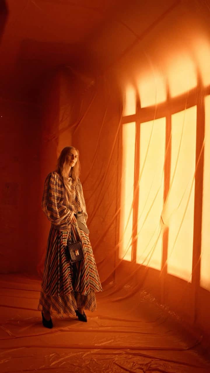 のインスタグラム：「Women’s Spring-Summer 2024 Show. Exuding a retro flair, fluid silhouettes embrace oversized proportions with ethereal movement, while structured accessories add striking dimension in @NicolasGhesquiere’s new collection. Watch the full show via link in bio.  #LVSS24 #LouisVuitton」