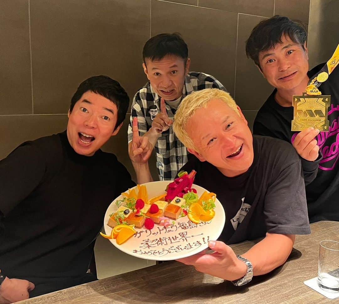 福島善成さんのインスタグラム写真 - (福島善成Instagram)「今田さんに‼️ ワールドマスター優勝のお祝いしていただきました‼️ 柔術全ての大会で優勝したら必ずLINEをくださる優しい先輩❤️❤️❤️ 爆裂ウマウマでした❤️ ありがとうございました❤️ 山下さん‼️入江くんも ありがとうございました❤️❤️❤️ ニャン❤️ニャリン❤️  #USHIGORO S. SHINJUKU」10月3日 23時16分 - fukushimayoshinari