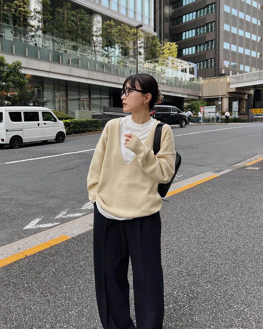 ETRÉ TOKYO ストアさんのインスタグラム写真 - (ETRÉ TOKYO ストアInstagram)「@etretokyo  【10/5 New Arrival】 ㅤㅤㅤ ㅤㅤ #ETREvネックルージーニットトップス NAVY / YELLOW F size ¥19,800(tax in)  ㅤㅤㅤ  新宿スタッフ @etretokyo_tobi 157cm @etretokyo_yumi 150cm  ㅤㅤㅤ 着用カラー：YELLOW  ㅤㅤㅤ ㅤㅤㅤ - - - - - - - - - - - - - - - - - - - - - - - - - - - -  商品詳細はTOPページURLよりチェック🔍 ›› @etretokyo_store  ㅤㅤㅤ スタッフコーディネートも毎日更新中【 #etretokyo_staff_ootd 】をフォロー🐿️  TOPページの"フォロー中"から 気になるスタッフのアカウントをフォロー🤝  - - - - - - - - - - - - - - - - - - - - - - - - - - - - ⁡  【INFORMATION】 ⁡ㅤㅤㅤ ⁡ ※ 10/5(木)発売のアイテムは 10/6(金)12:00よりお在庫のある場合、ルミネカード会員様限定で店舗通販のご利用が可能です。  ⁡ ※お電話がつながりにくい可能性がございます。 ⁡ ※また混雑時には入場制限及び 試着点数の制限を設けさせて頂きます。 予めご了承ください。 ⁡ ⁡ ご理解、ご協力を賜りますよう 心よりお願い申し上げます。   ㅤㅤㅤ 【LUMINE SHINJUKU STORE】 ETRÉ TOKYO ルミネ新宿2店 TEL：03-5989-0979  ー営業時間ー (平日、土日祝)11:00-21:00 ⁡  #etretokyo#etre#fashion#etretokyoshinjuku #etre#2023etre#etretokyo_staff_ootd#2023aw #大人ファッションコーデ #シンプルスタイル  #オトナカジュアルコーデ #レイヤードコーディネート #伊達眼鏡 #カラーニット #vネックニット」10月3日 23時16分 - etretokyo_store