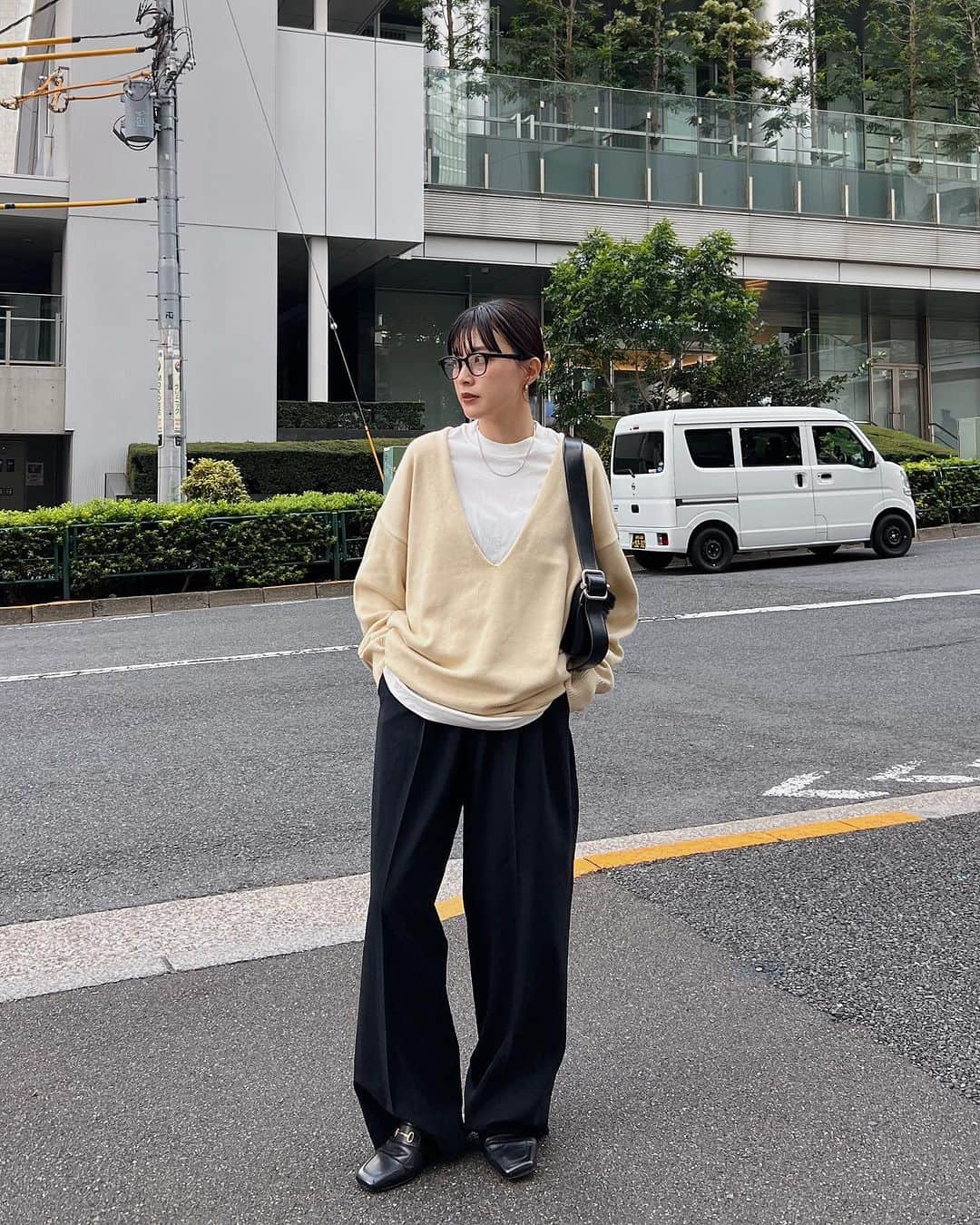 ETRÉ TOKYO ストアさんのインスタグラム写真 - (ETRÉ TOKYO ストアInstagram)「@etretokyo  【10/5 New Arrival】 ㅤㅤㅤ ㅤㅤ #ETREvネックルージーニットトップス NAVY / YELLOW F size ¥19,800(tax in)  ㅤㅤㅤ  新宿スタッフ @etretokyo_tobi 157cm @etretokyo_yumi 150cm  ㅤㅤㅤ 着用カラー：YELLOW  ㅤㅤㅤ ㅤㅤㅤ - - - - - - - - - - - - - - - - - - - - - - - - - - - -  商品詳細はTOPページURLよりチェック🔍 ›› @etretokyo_store  ㅤㅤㅤ スタッフコーディネートも毎日更新中【 #etretokyo_staff_ootd 】をフォロー🐿️  TOPページの"フォロー中"から 気になるスタッフのアカウントをフォロー🤝  - - - - - - - - - - - - - - - - - - - - - - - - - - - - ⁡  【INFORMATION】 ⁡ㅤㅤㅤ ⁡ ※ 10/5(木)発売のアイテムは 10/6(金)12:00よりお在庫のある場合、ルミネカード会員様限定で店舗通販のご利用が可能です。  ⁡ ※お電話がつながりにくい可能性がございます。 ⁡ ※また混雑時には入場制限及び 試着点数の制限を設けさせて頂きます。 予めご了承ください。 ⁡ ⁡ ご理解、ご協力を賜りますよう 心よりお願い申し上げます。   ㅤㅤㅤ 【LUMINE SHINJUKU STORE】 ETRÉ TOKYO ルミネ新宿2店 TEL：03-5989-0979  ー営業時間ー (平日、土日祝)11:00-21:00 ⁡  #etretokyo#etre#fashion#etretokyoshinjuku #etre#2023etre#etretokyo_staff_ootd#2023aw #大人ファッションコーデ #シンプルスタイル  #オトナカジュアルコーデ #レイヤードコーディネート #伊達眼鏡 #カラーニット #vネックニット」10月3日 23時16分 - etretokyo_store