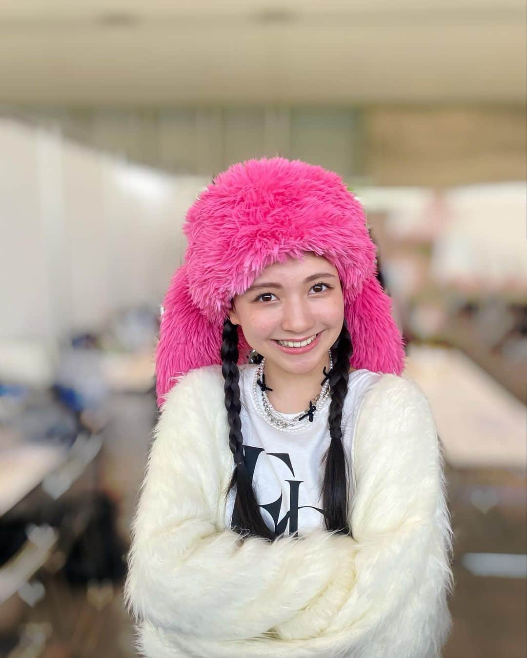 河村ここあさんのインスタグラム写真 - (河村ここあInstagram)「💓ピンクうさぎ💓  GirlsAward  A/W  2023 WEGO×Seventeenのステージでの ピンクうさぎ帽子🐇  ふわっふわで気持ちよかったあ💭 ヘアはおでこ全開おさげヘアでした！ おでこ全開ははじめてかも！✨️ 全体的にゆったりとしたコーデでしたが 所々、ネックレスのリボンとか 私っぽさがあって好きなコーデでした⸜🎀⸝  何よりも遠くから見つけやすい...！  毎回、次のコーデが楽しみな @wego_official さん🫶🏻 日曜日に可愛い帽子も買ったので また紹介します🤍  #ガルアワ #ガルアワ2023aw  #girlsaward #seventeen  #wego #うさぎ帽子 🐇 #河村ここあ」10月3日 23時16分 - kawamura_kokoa