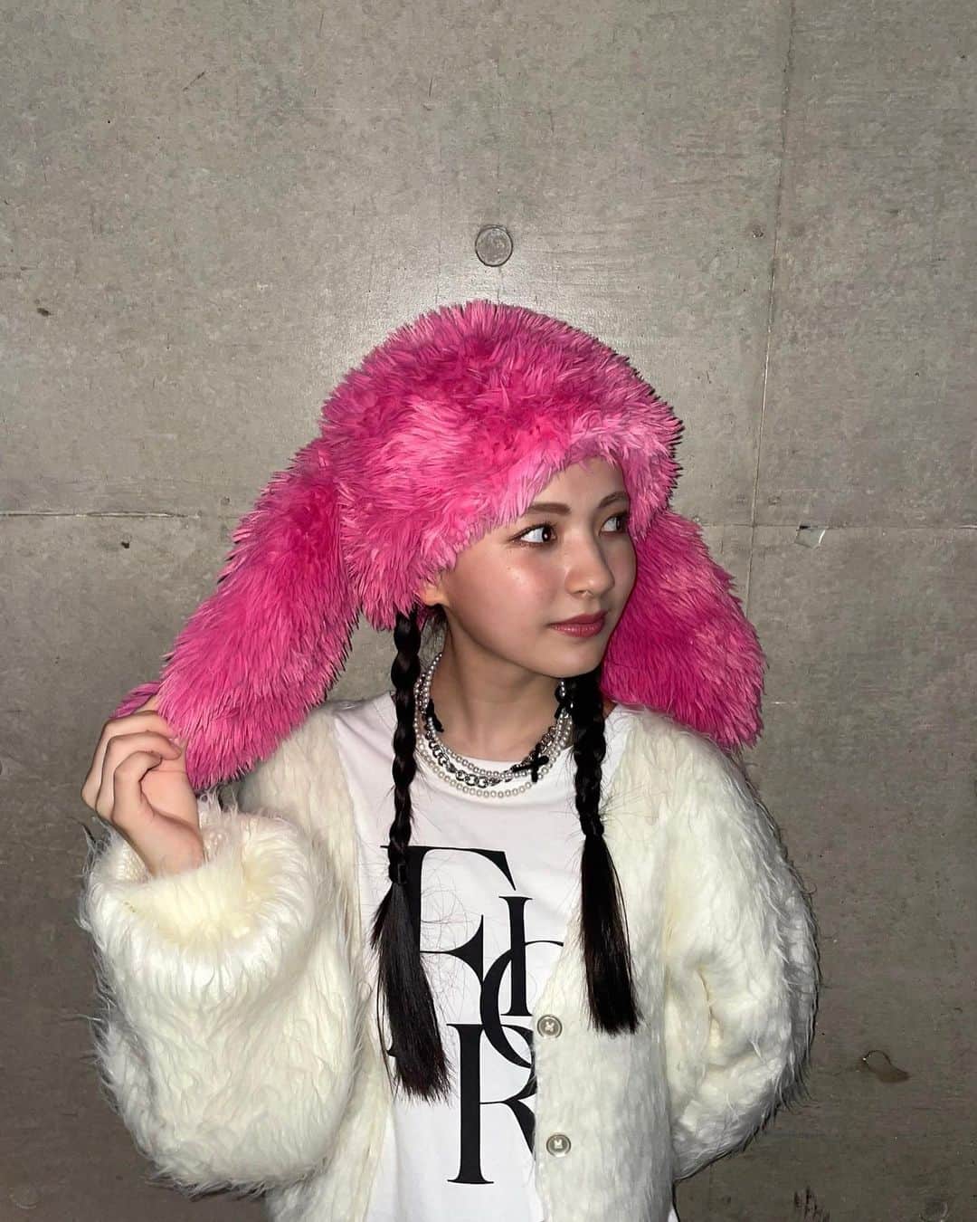 河村ここあのインスタグラム：「💓ピンクうさぎ💓  GirlsAward  A/W  2023 WEGO×Seventeenのステージでの ピンクうさぎ帽子🐇  ふわっふわで気持ちよかったあ💭 ヘアはおでこ全開おさげヘアでした！ おでこ全開ははじめてかも！✨️ 全体的にゆったりとしたコーデでしたが 所々、ネックレスのリボンとか 私っぽさがあって好きなコーデでした⸜🎀⸝  何よりも遠くから見つけやすい...！  毎回、次のコーデが楽しみな @wego_official さん🫶🏻 日曜日に可愛い帽子も買ったので また紹介します🤍  #ガルアワ #ガルアワ2023aw  #girlsaward #seventeen  #wego #うさぎ帽子 🐇 #河村ここあ」