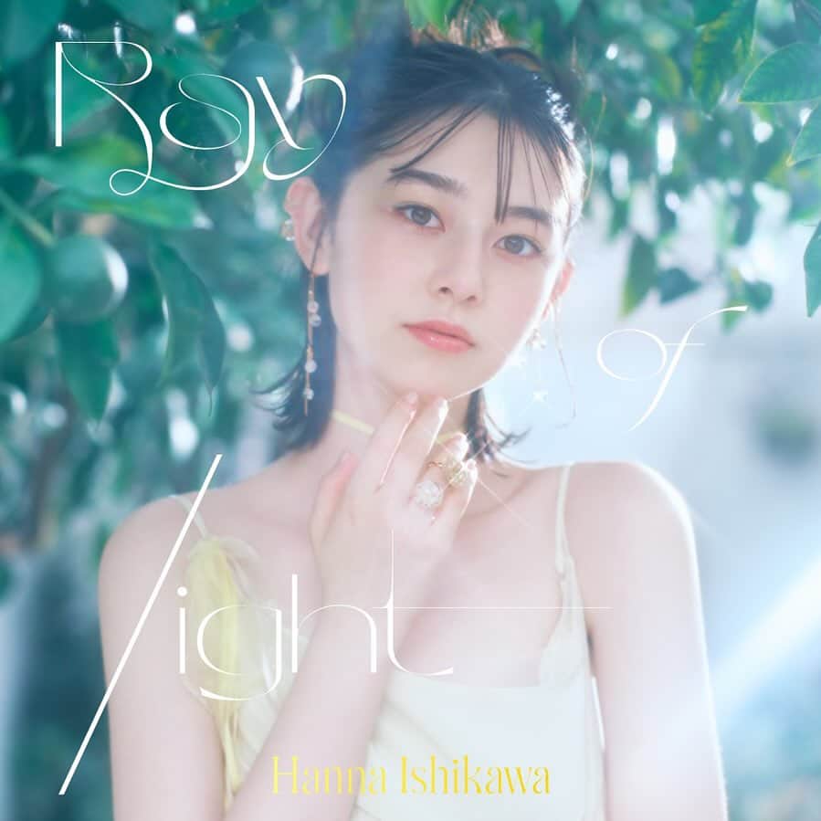 谷口翠彩のインスタグラム：「work / hair, makeup 💄🎨  Hanna ishikawa 石川花 @hanna_ishikawa_   Digital Single "RAY OF LIGHT， 2023.09.20 Release  AD: @2boy.xyz ph: @takanori_fujishiro st : @leeyasuka hm : @xxmido_txx  . . .  #石川花#hannaishikawa #ヘアメイク#みどめいく#みどへあめいく」