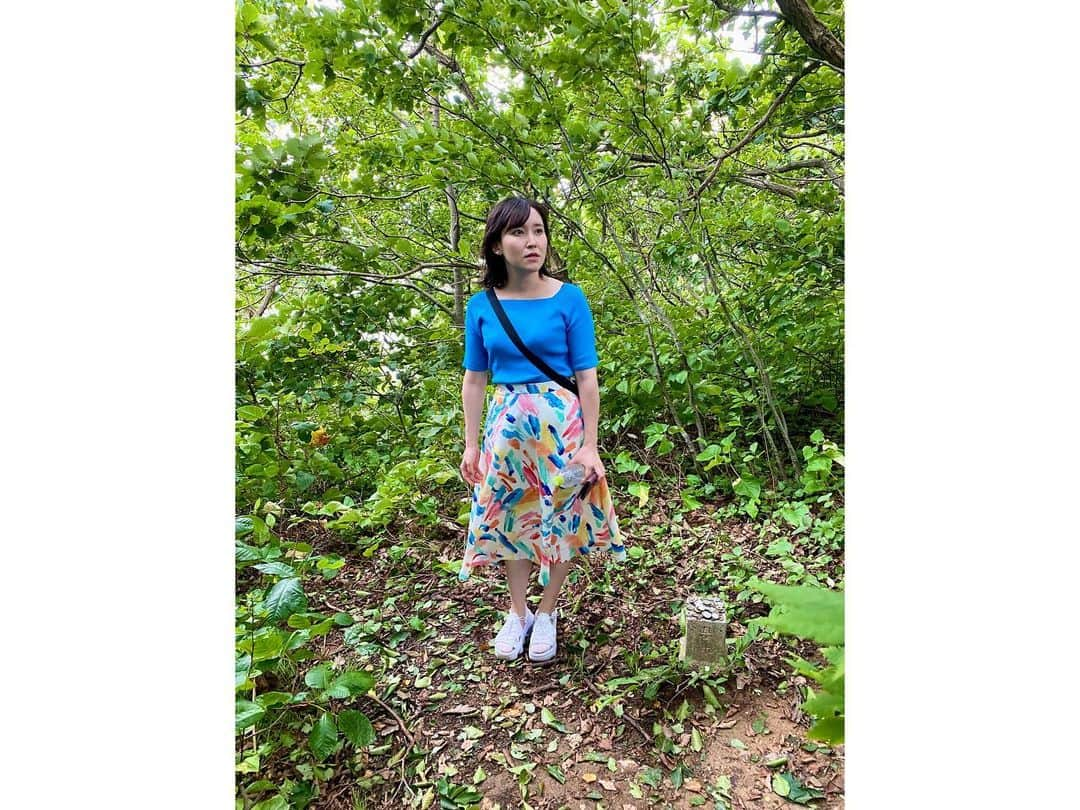 服部未佳さんのインスタグラム写真 - (服部未佳Instagram)「もうすっかり秋ですが🌾 夏の思い出を振り返ります🍉 あんなに猛暑が苦しかったのに 涼しくなると寂しいものですね💁🏻‍♀️  同期の市橋里音奈アナが 青森に来た日のこと☺️ 鶴亀屋のモリモリまぐろ丼を食べたり🐟 浅虫コリドーのパフェを食べたりしました🍦 市橋アナは 久慈良餅がトッピングされたコリドーパフェ 私は青森カシスのカシスパフェです🤤  夏泊半島にも行きました🚗 橋を渡って大島にたどり着くと 山を登る階段を発見したので 草をかき分け上ってみました。 階段の先は山道！予定外のプチ登山です☝🏻 頂上にたどり着くと、そこは 木々に囲まれた行き止まりでした… 絶景が待っていると思っていたのに… でも、市橋アナとワーキャー言いながら登山 とっても楽しかったです🌳 階段途中の景色、綺麗でしたよ🌊 良い思い出ができました😙ありがとう🫶🏻  #市橋里音奈 #同期 #アナウンサー  #浅虫 #青森市 #鶴亀屋食堂 #浅虫コリドー  #平内町 #夏泊半島 #大島 #服部未佳」10月3日 23時08分 - mikahattori_aba