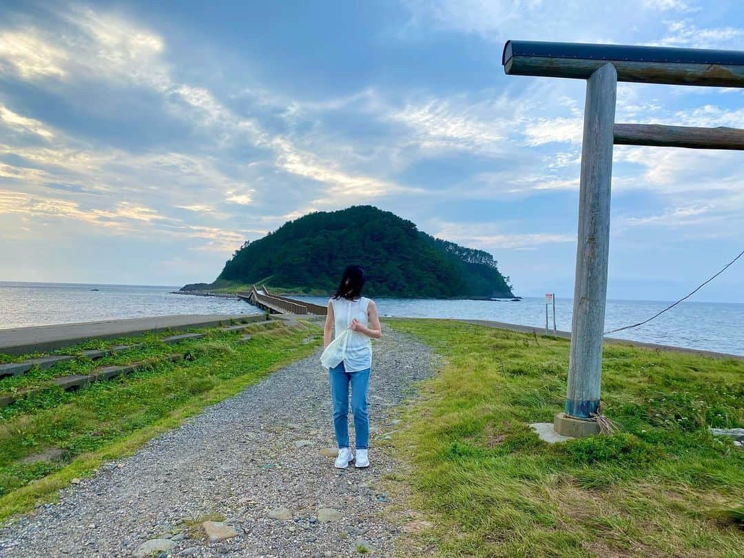 服部未佳さんのインスタグラム写真 - (服部未佳Instagram)「もうすっかり秋ですが🌾 夏の思い出を振り返ります🍉 あんなに猛暑が苦しかったのに 涼しくなると寂しいものですね💁🏻‍♀️  同期の市橋里音奈アナが 青森に来た日のこと☺️ 鶴亀屋のモリモリまぐろ丼を食べたり🐟 浅虫コリドーのパフェを食べたりしました🍦 市橋アナは 久慈良餅がトッピングされたコリドーパフェ 私は青森カシスのカシスパフェです🤤  夏泊半島にも行きました🚗 橋を渡って大島にたどり着くと 山を登る階段を発見したので 草をかき分け上ってみました。 階段の先は山道！予定外のプチ登山です☝🏻 頂上にたどり着くと、そこは 木々に囲まれた行き止まりでした… 絶景が待っていると思っていたのに… でも、市橋アナとワーキャー言いながら登山 とっても楽しかったです🌳 階段途中の景色、綺麗でしたよ🌊 良い思い出ができました😙ありがとう🫶🏻  #市橋里音奈 #同期 #アナウンサー  #浅虫 #青森市 #鶴亀屋食堂 #浅虫コリドー  #平内町 #夏泊半島 #大島 #服部未佳」10月3日 23時08分 - mikahattori_aba