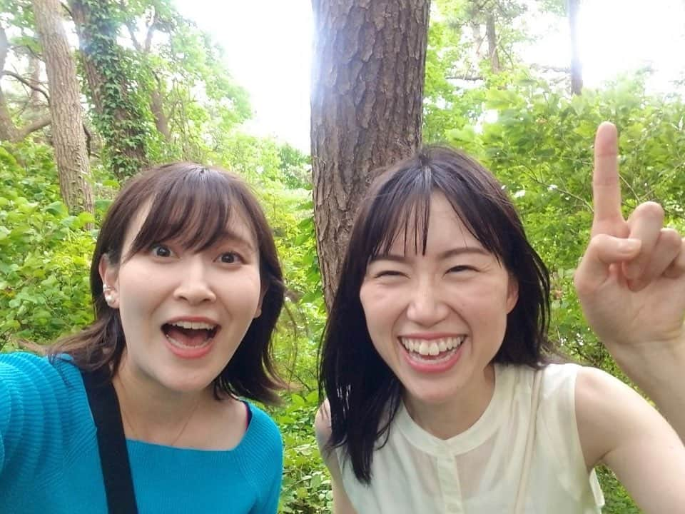 服部未佳さんのインスタグラム写真 - (服部未佳Instagram)「もうすっかり秋ですが🌾 夏の思い出を振り返ります🍉 あんなに猛暑が苦しかったのに 涼しくなると寂しいものですね💁🏻‍♀️  同期の市橋里音奈アナが 青森に来た日のこと☺️ 鶴亀屋のモリモリまぐろ丼を食べたり🐟 浅虫コリドーのパフェを食べたりしました🍦 市橋アナは 久慈良餅がトッピングされたコリドーパフェ 私は青森カシスのカシスパフェです🤤  夏泊半島にも行きました🚗 橋を渡って大島にたどり着くと 山を登る階段を発見したので 草をかき分け上ってみました。 階段の先は山道！予定外のプチ登山です☝🏻 頂上にたどり着くと、そこは 木々に囲まれた行き止まりでした… 絶景が待っていると思っていたのに… でも、市橋アナとワーキャー言いながら登山 とっても楽しかったです🌳 階段途中の景色、綺麗でしたよ🌊 良い思い出ができました😙ありがとう🫶🏻  #市橋里音奈 #同期 #アナウンサー  #浅虫 #青森市 #鶴亀屋食堂 #浅虫コリドー  #平内町 #夏泊半島 #大島 #服部未佳」10月3日 23時08分 - mikahattori_aba