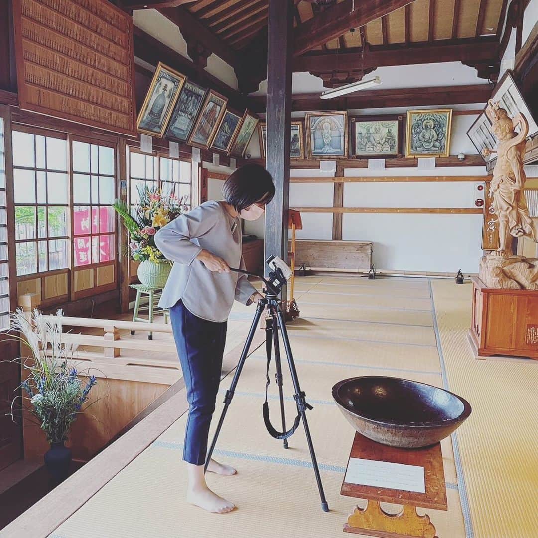 三隅有里子のインスタグラム：「* 本日のお仕事風景📹 みなかみ町で開催中の「藤原ぼん展覧会」をデジ取材。 取材に同行してくださったみなかみ町観光協会の方が、取材風景を撮ってくれました。カメラを回しているところを客観的にみると、なんだか今だにぎこちないですが、結構好きでやってます！  #藤原ぼん展覧会  #ニュース  #群馬 #gunma  #群馬テレビ #群テレ #gtv #アナウンサー #局アナ #局アナの仕事 #地方局で働くということ」